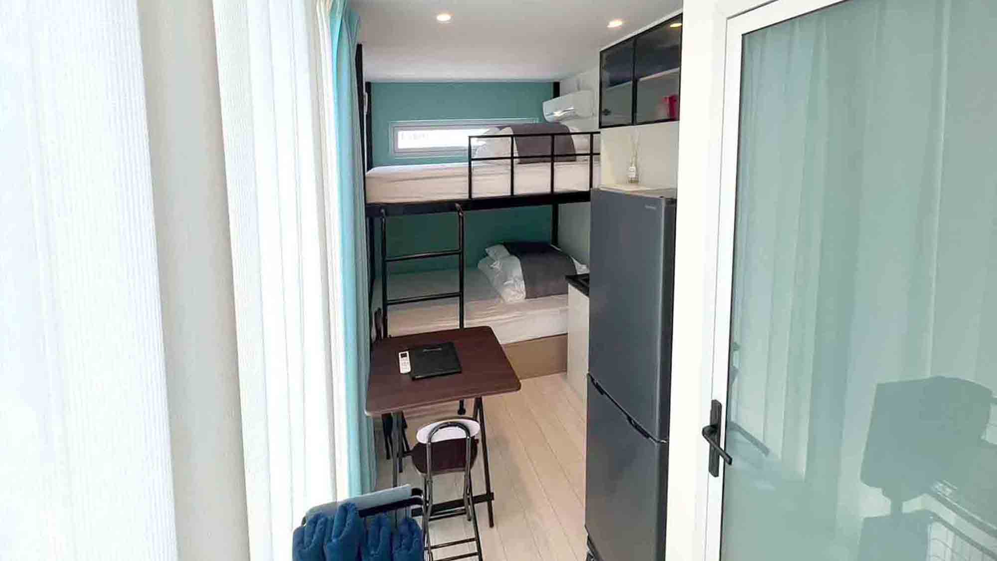 ・【シーサイド20FTコンテナ】大きな窓から自然光が差し込む明るい室内