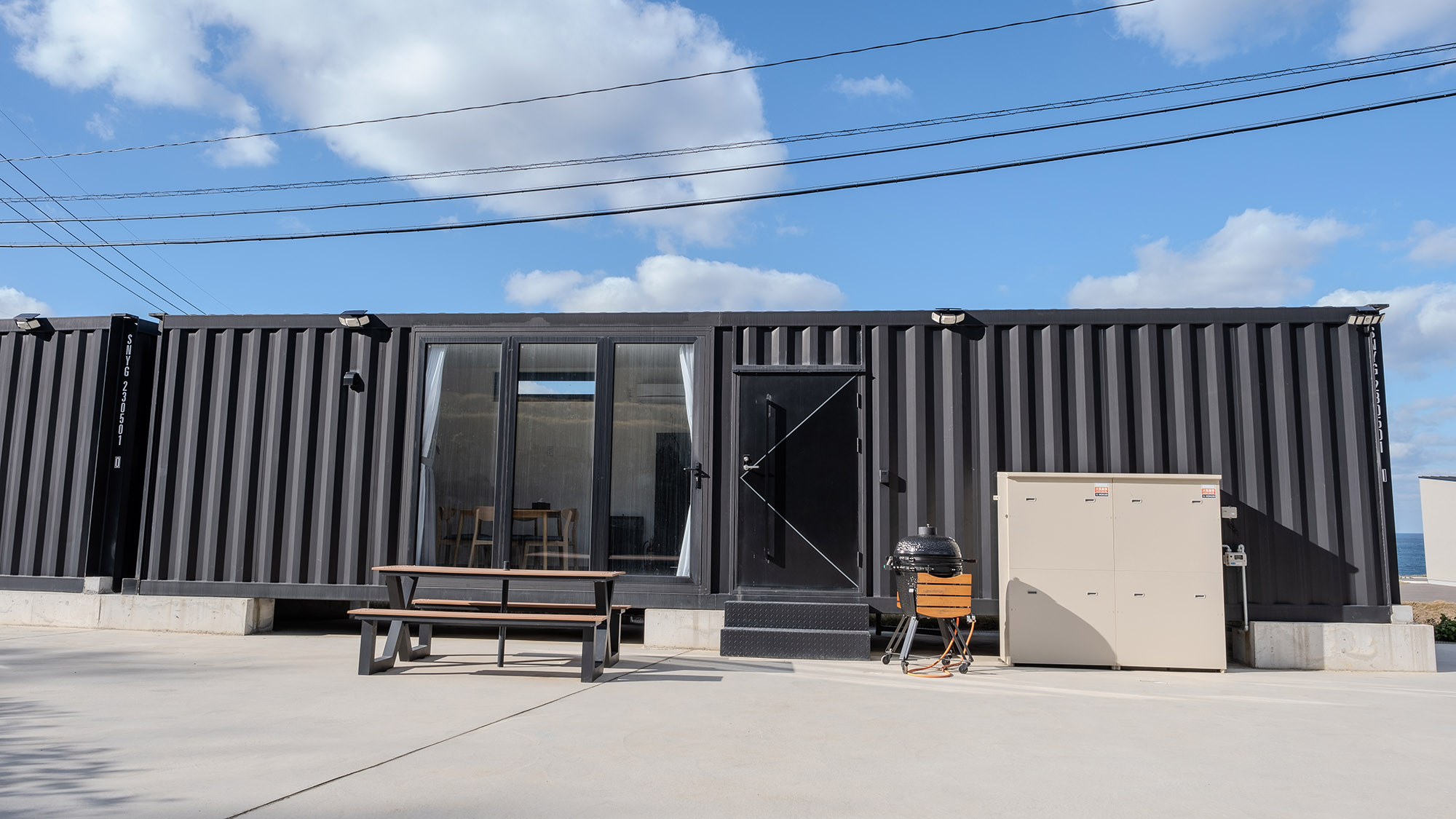 ・【コンパクトコンテナ】黒い外観が特徴。ペットと一緒にお泊りいただけます