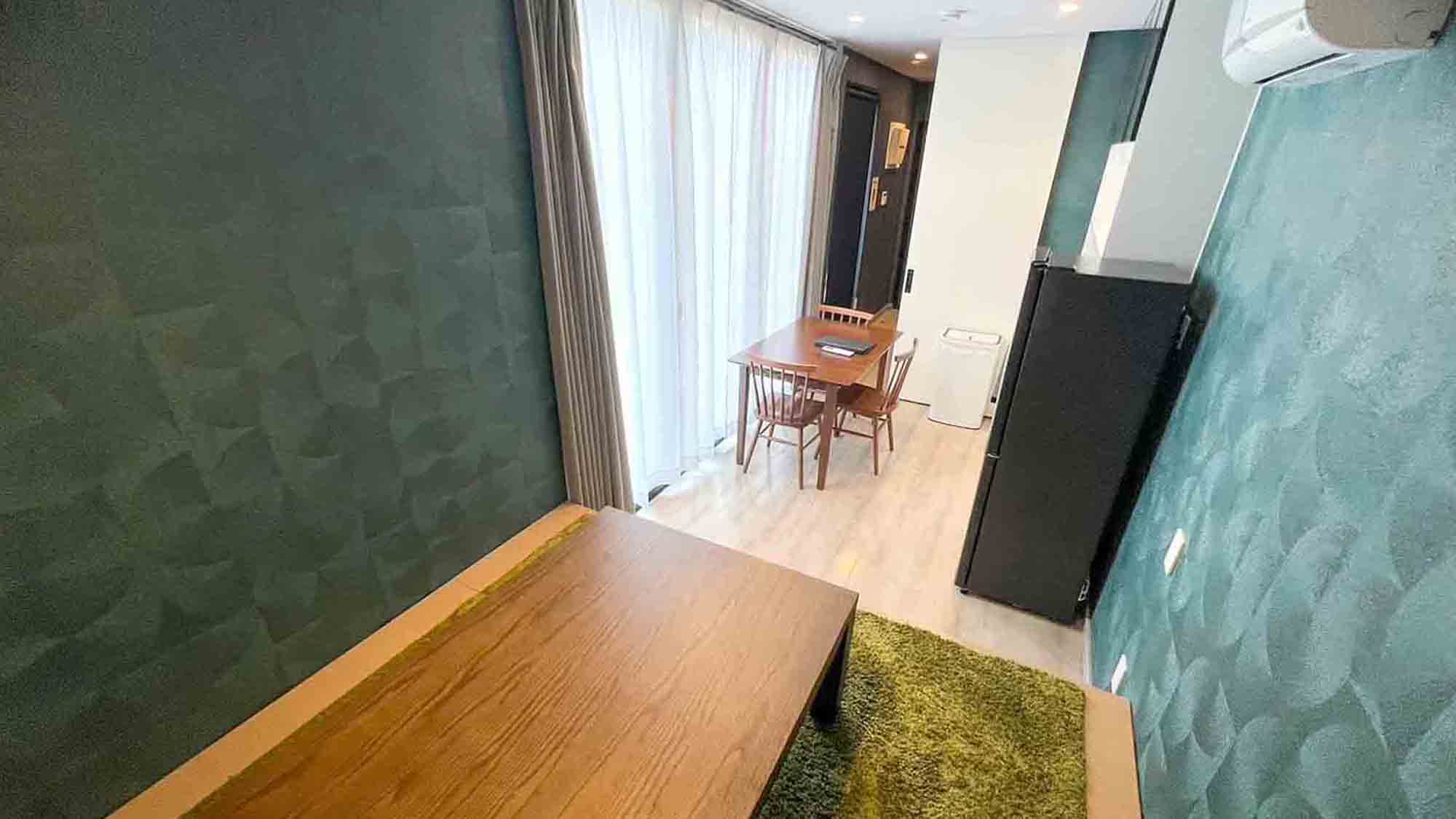 ・【2階建てコンテナ】1階はリビングスペースとバスルームがございます