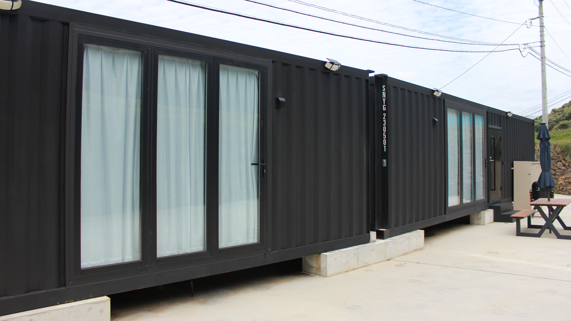・【シーサイド20FTコンテナ】黒い外観のコンテナコテージ。ペット同宿可（小型犬・中型犬まで）