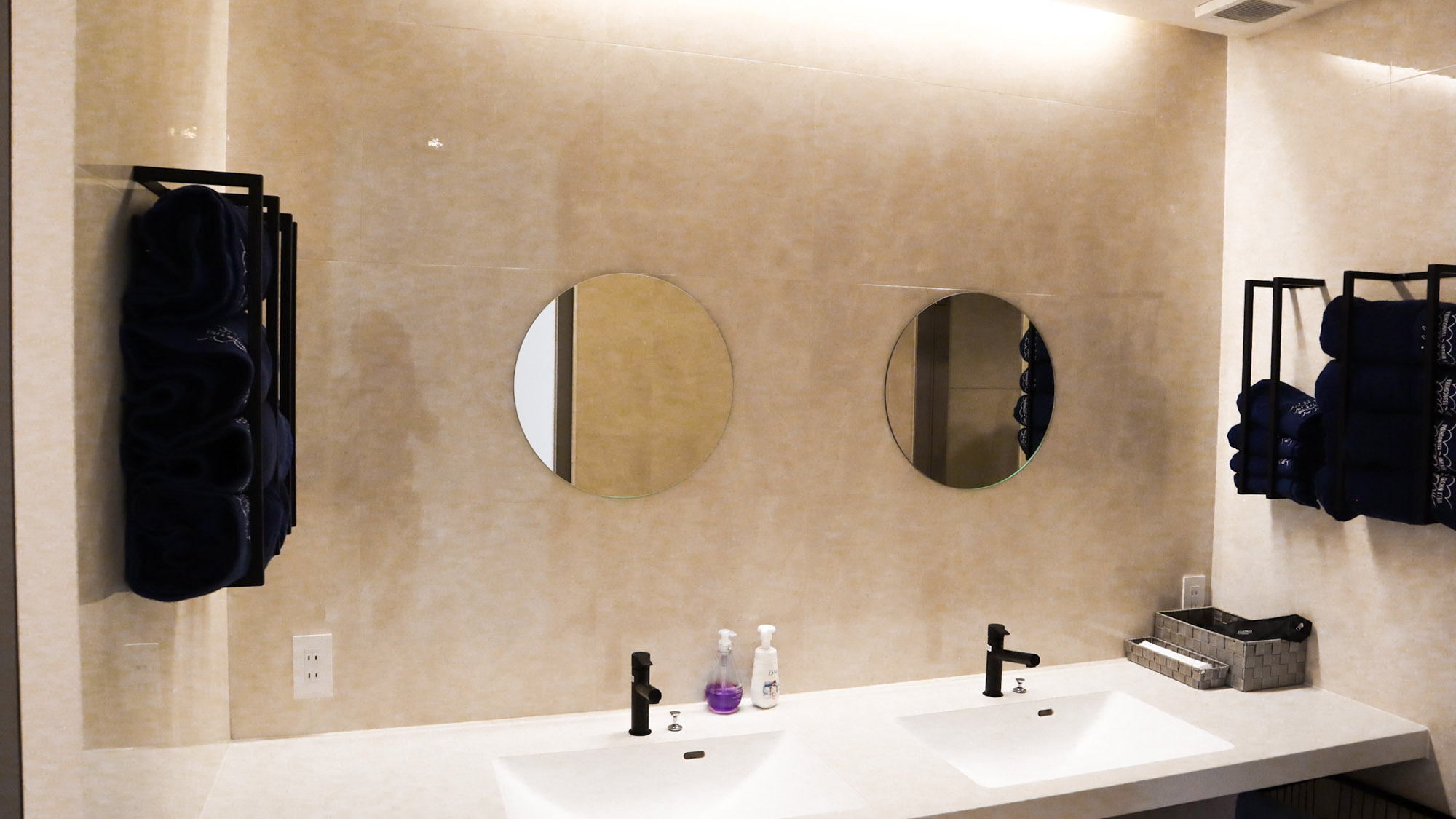 ・【B棟・ヴィラ】洗面ボウルを2つ備えており朝の身支度も捗ります