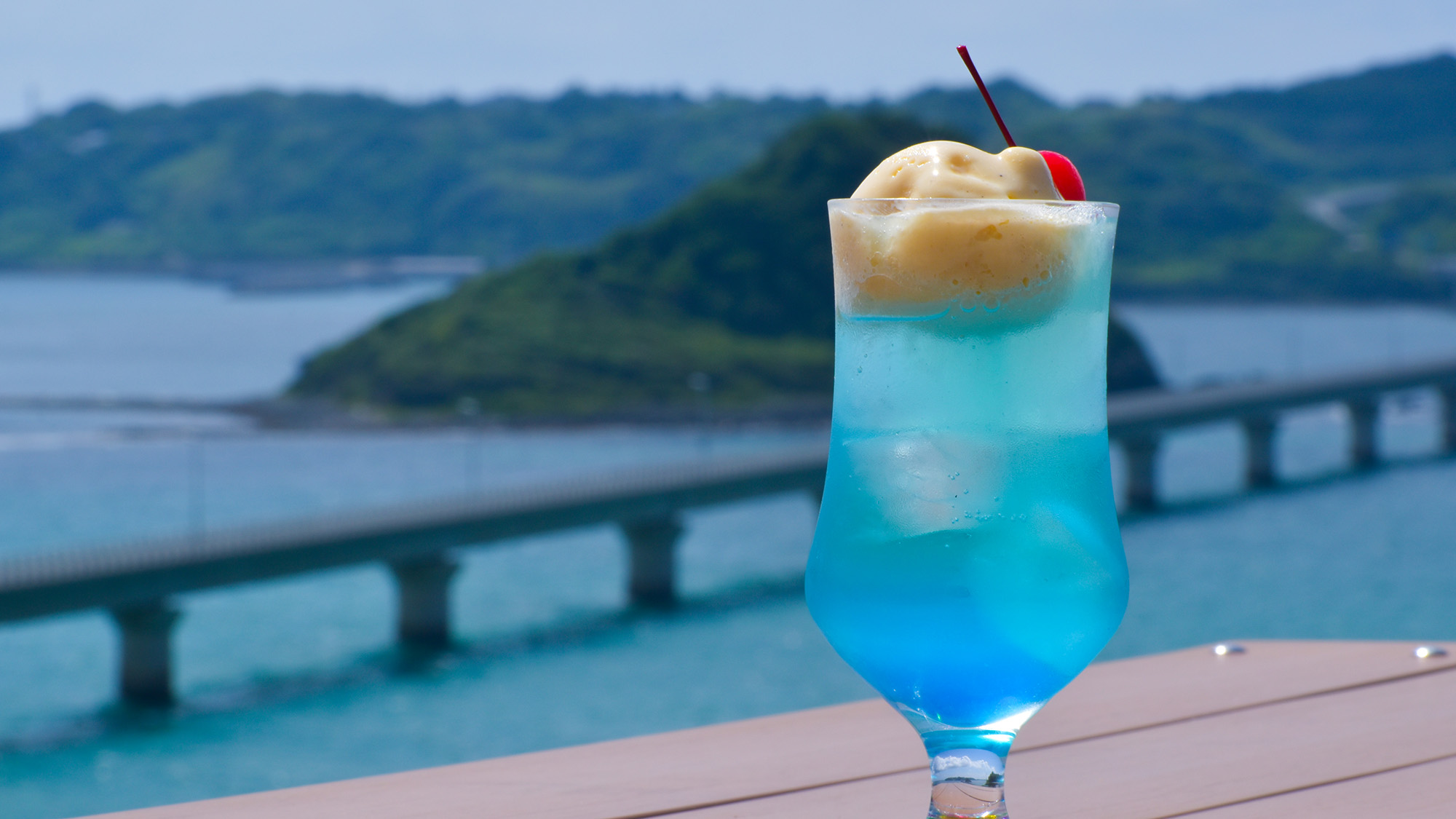 ・【カフェメニュー】角島の海をイメージした「角島フロートブルー」