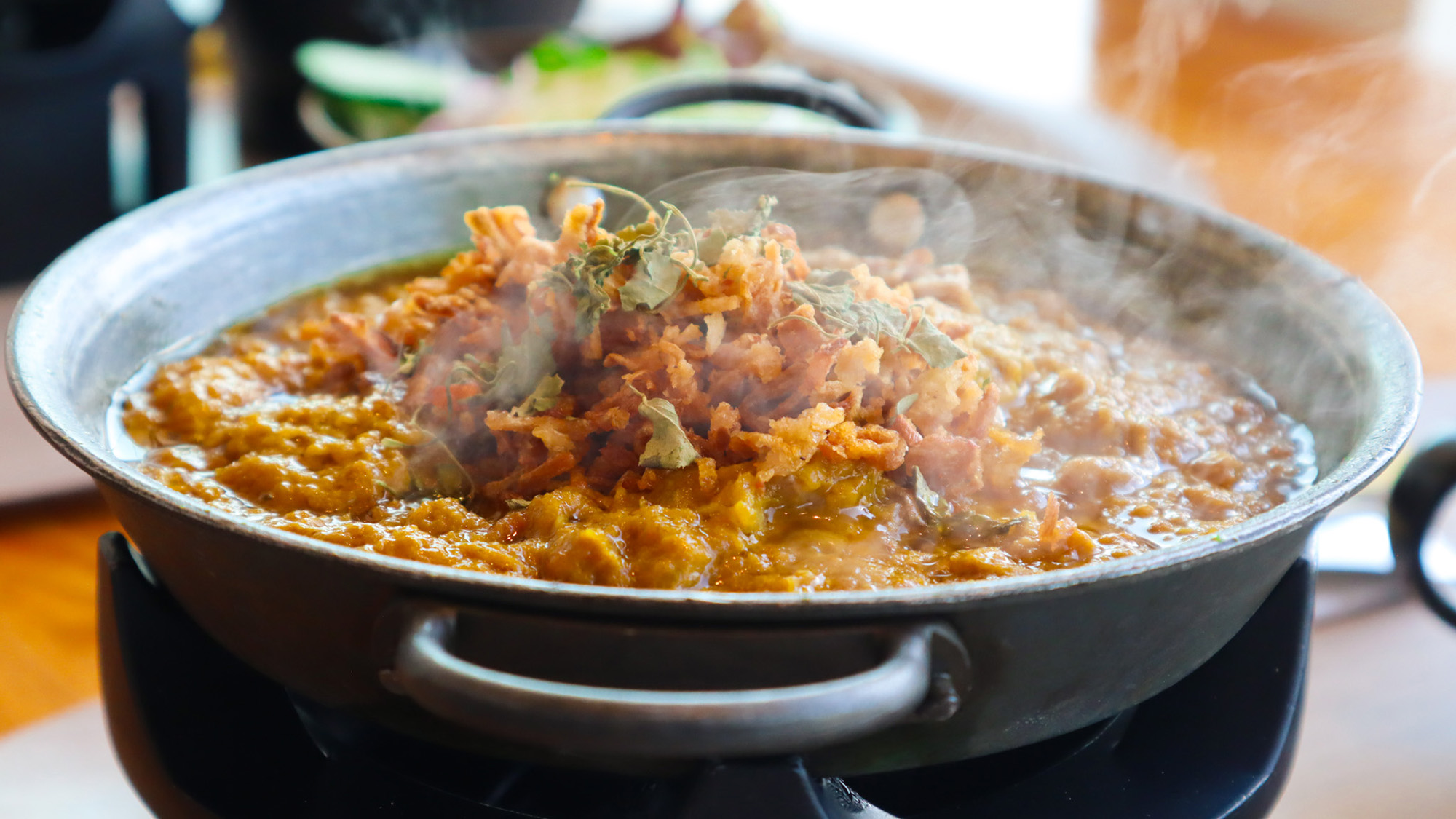 ・【カフェメニュー】固形燃料付で出されるので最後まで熱々のバターチキンカレー