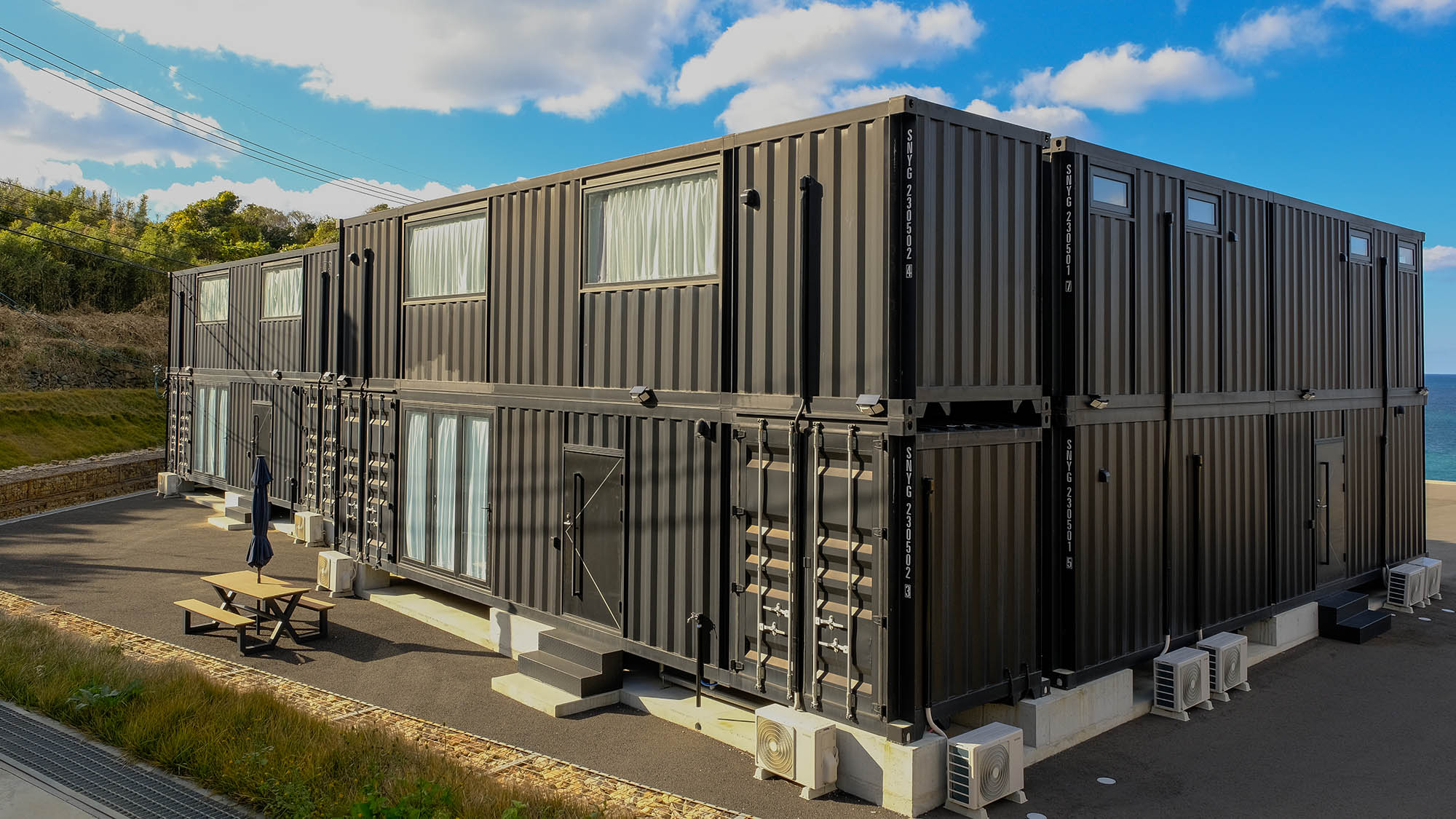 ・【2階建てコンテナ（山側）】ペット同宿OK。小型犬・中型犬（10kgまで）のみ宿泊可能です
