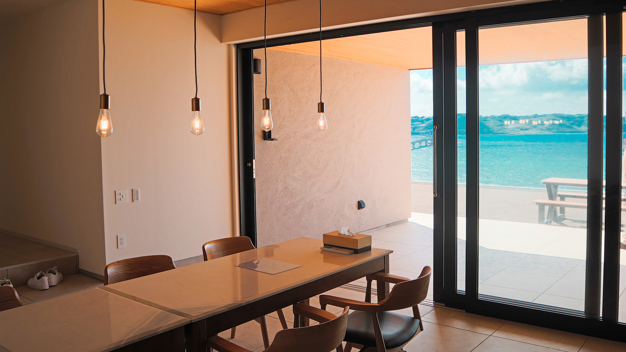 ・【B棟・ヴィラ】角島の海を眺めながらお食事ができるダイニングスペース