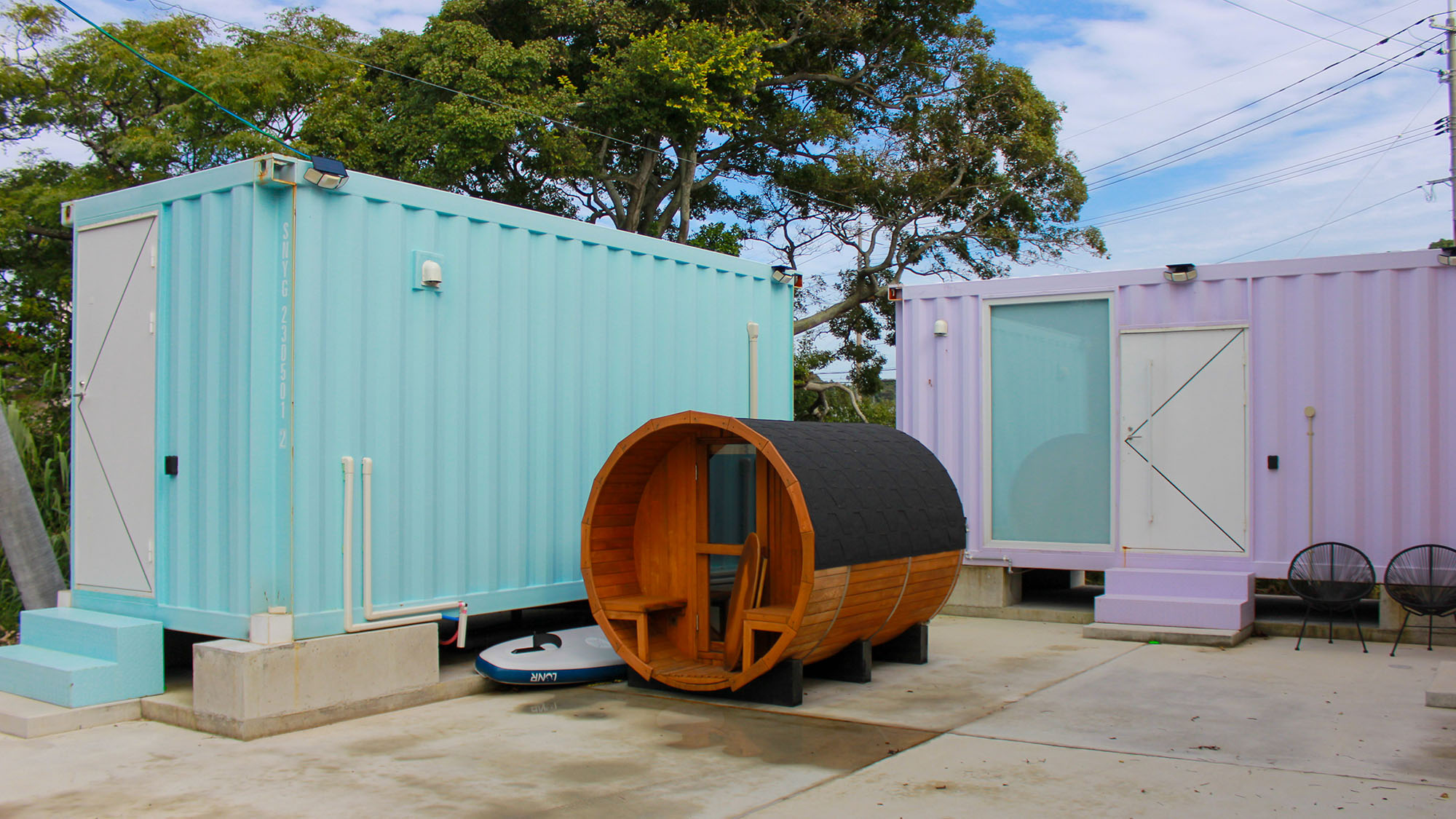 ・【シーサイド20FTコンテナP・B】ブルーとパープルのコンテナは隣接しています