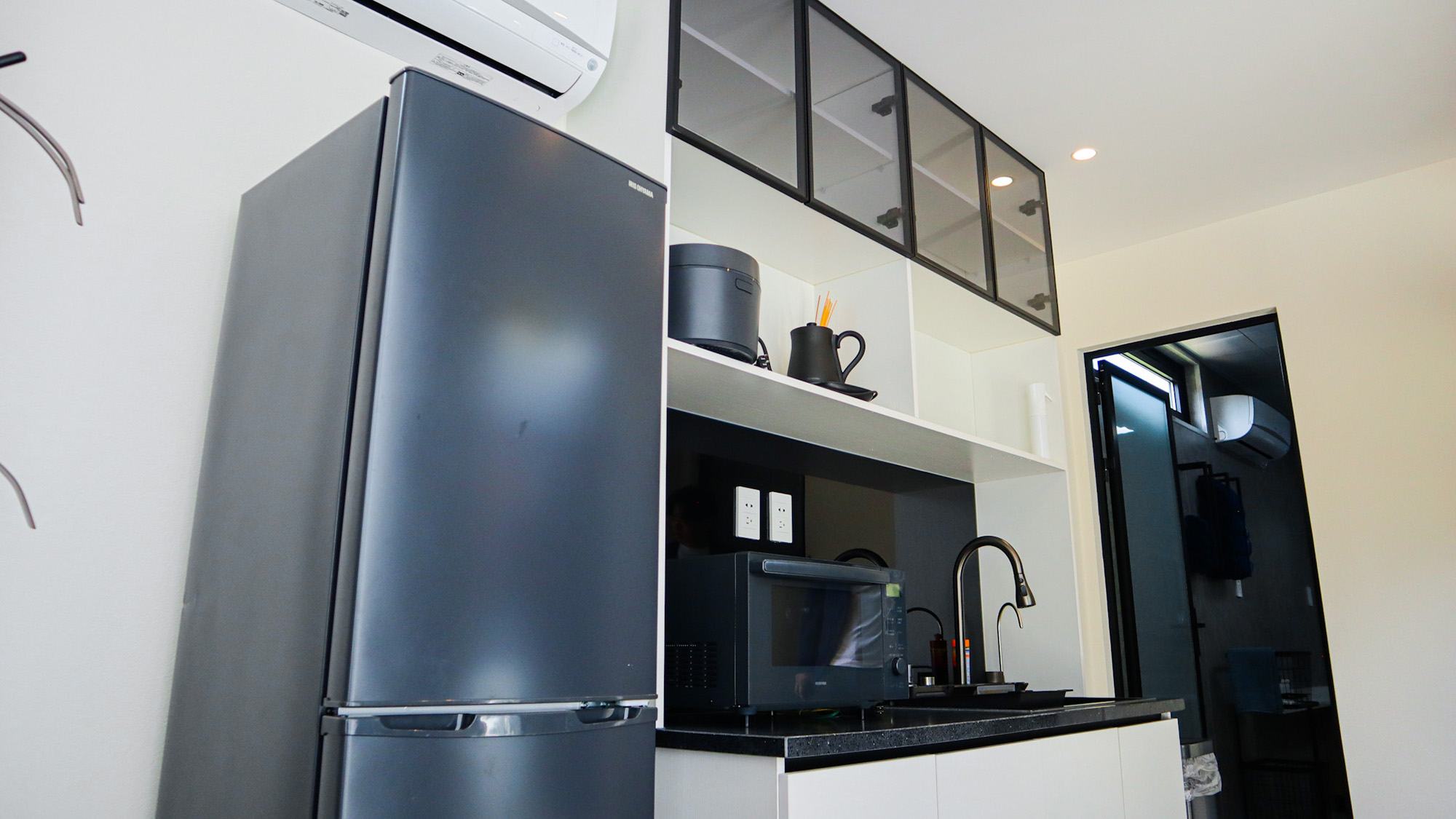 ・【コンパクトコンテナ】冷蔵庫や電子レンジを完備。簡単な調理は可能です