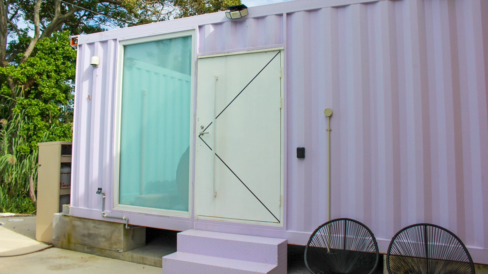 ・【シーサイド20FTコンテナP】ピンクに近いパープルのコンテナが目をひきます