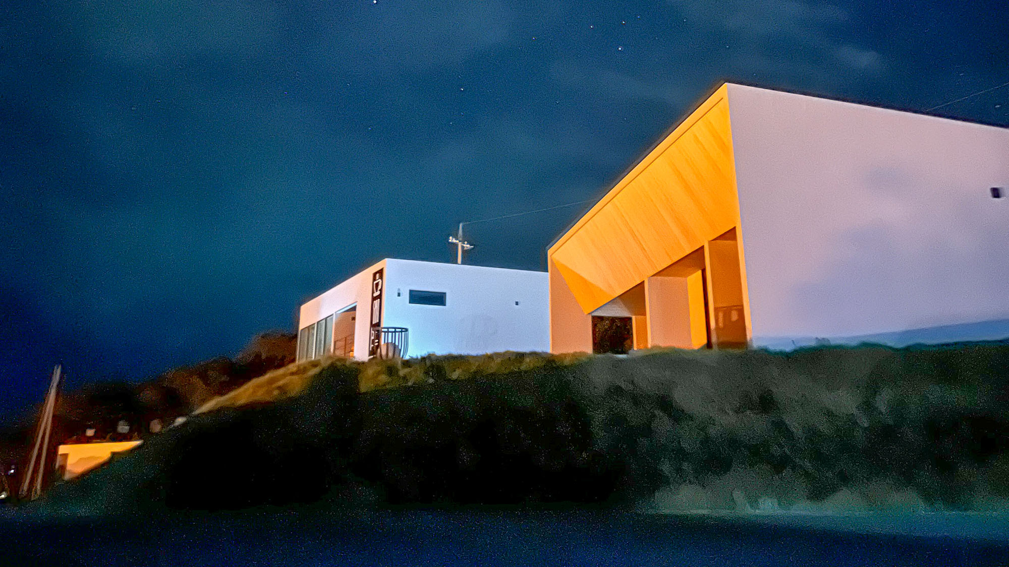 ・【外観】昼とは違う顔。天気のよい日の夜には満天の星空をご覧いただけます