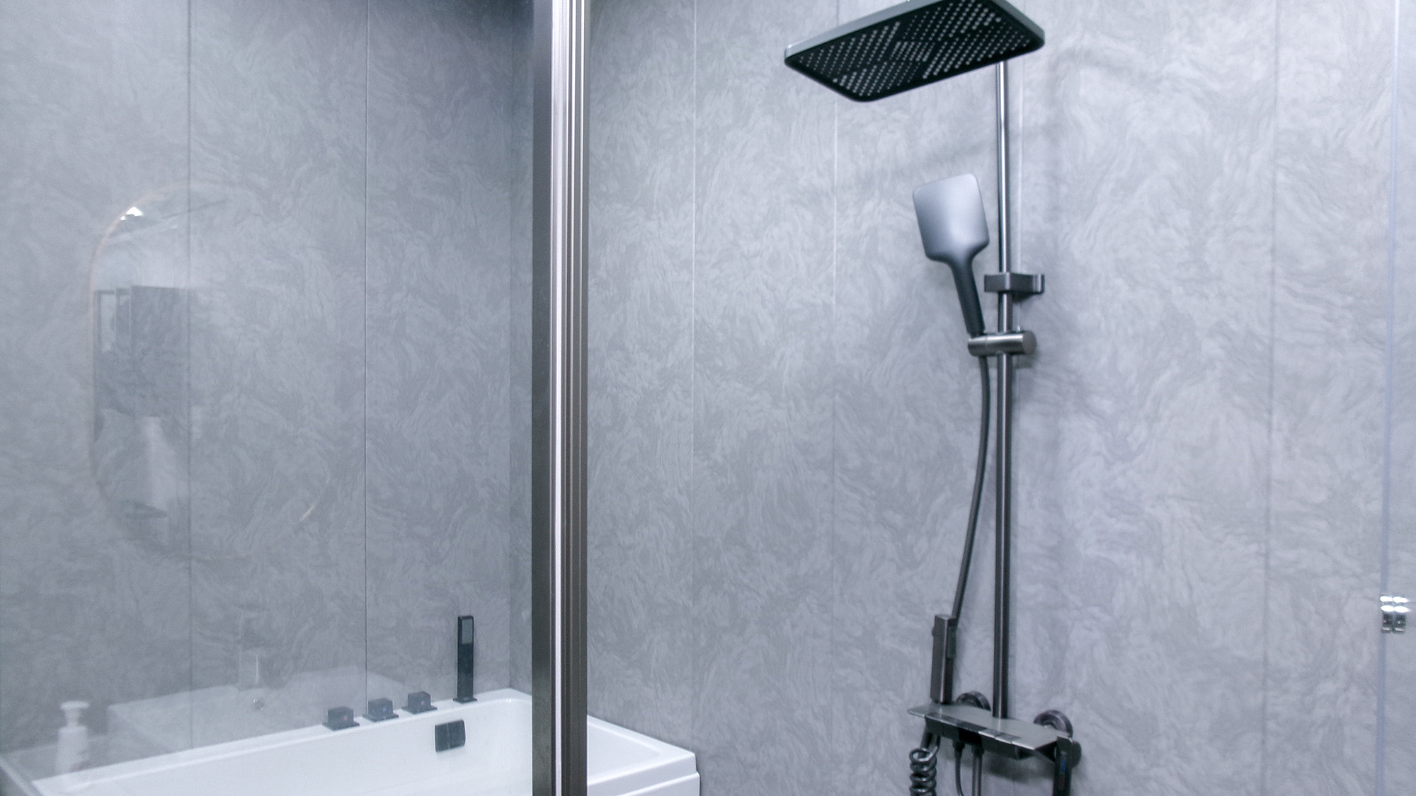 ・【2階建てコンテナ（海側・山側）】コンパクトながらも浴槽と洗い場のあるバスルームを完備