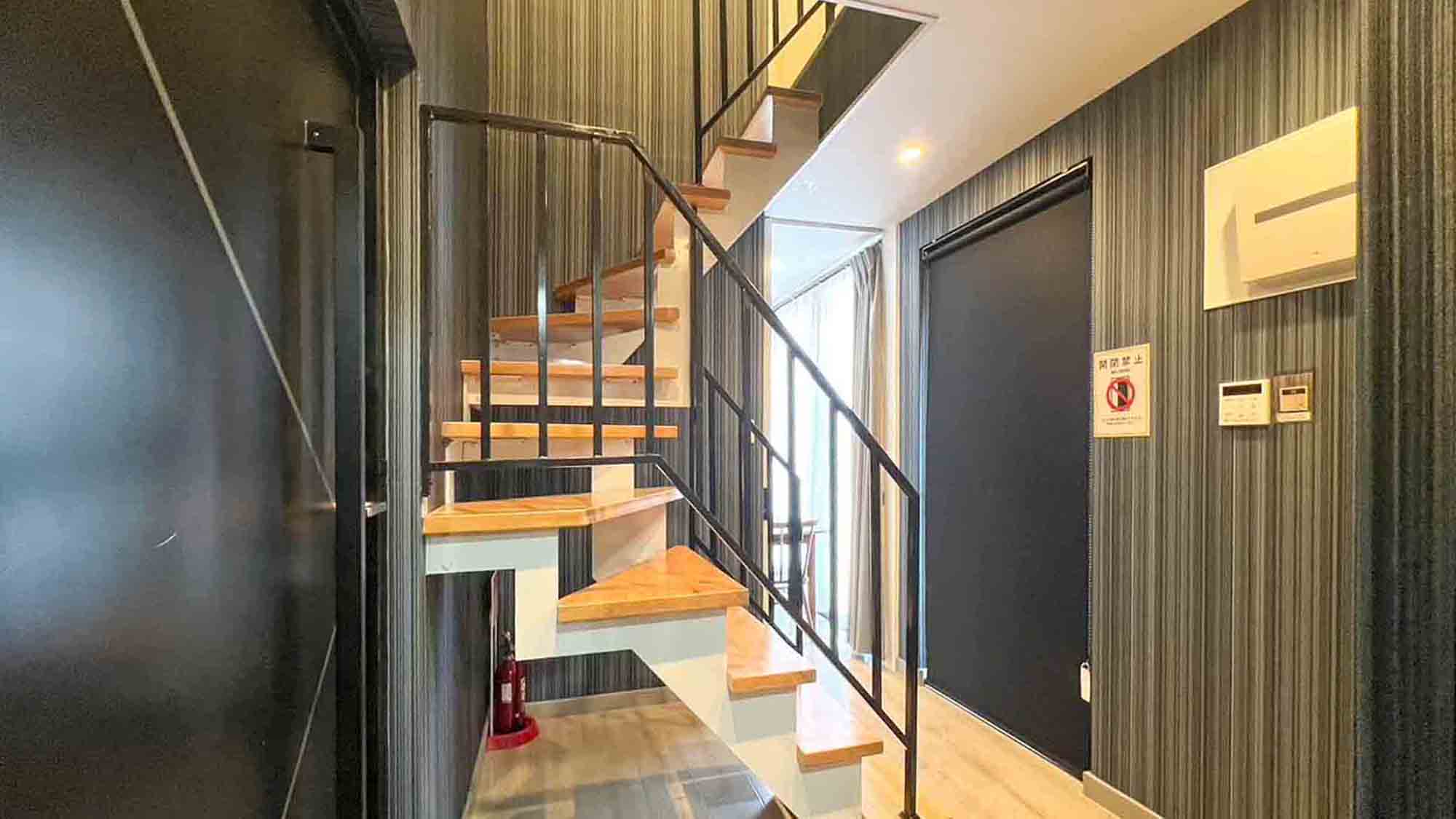 ・【2階建てコンテナ】2階のベッドルームに通じる階段