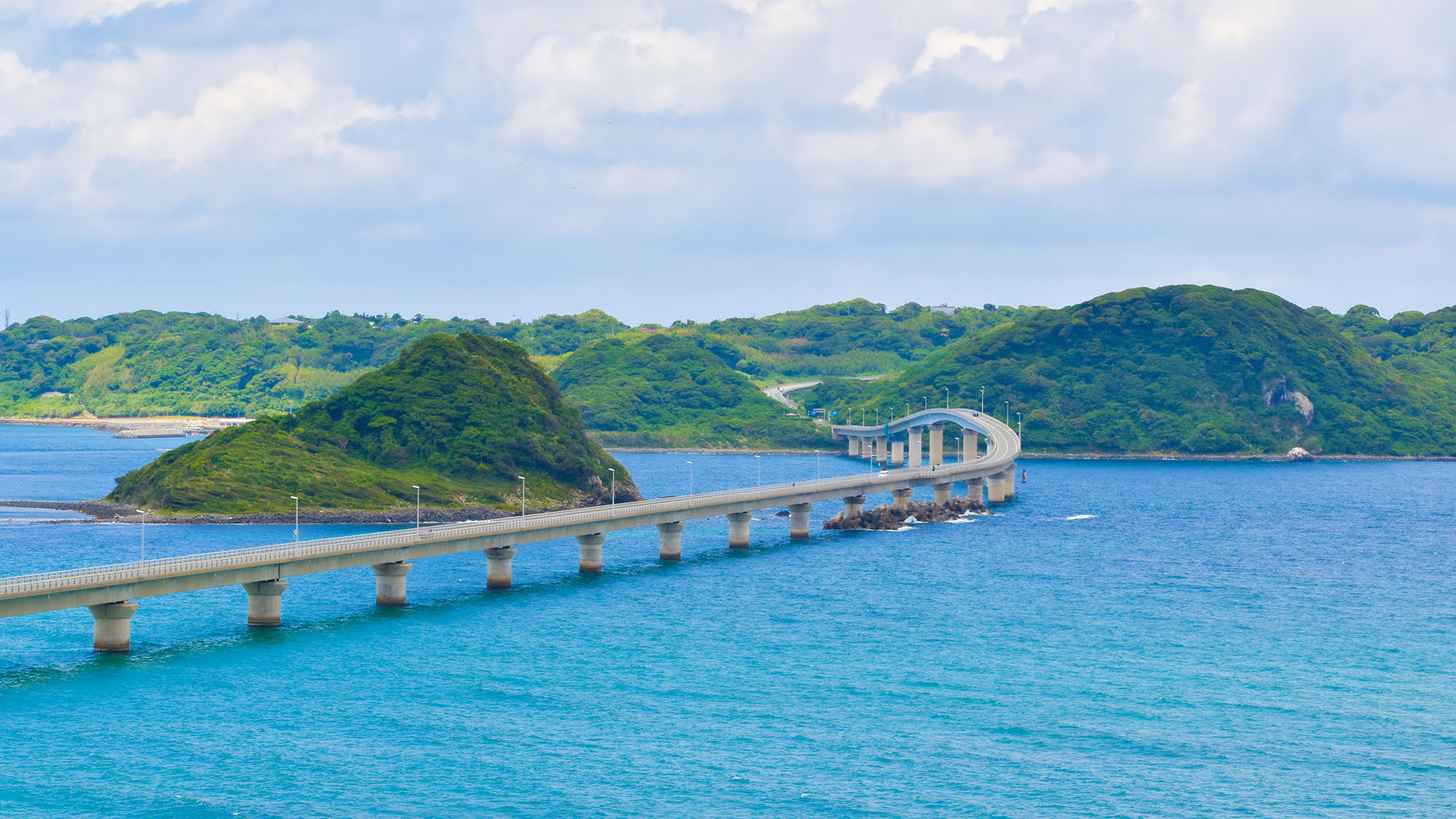 ・【景観】映画やCMのロケ地としても多く利用されている角島大橋が目の前に広がります