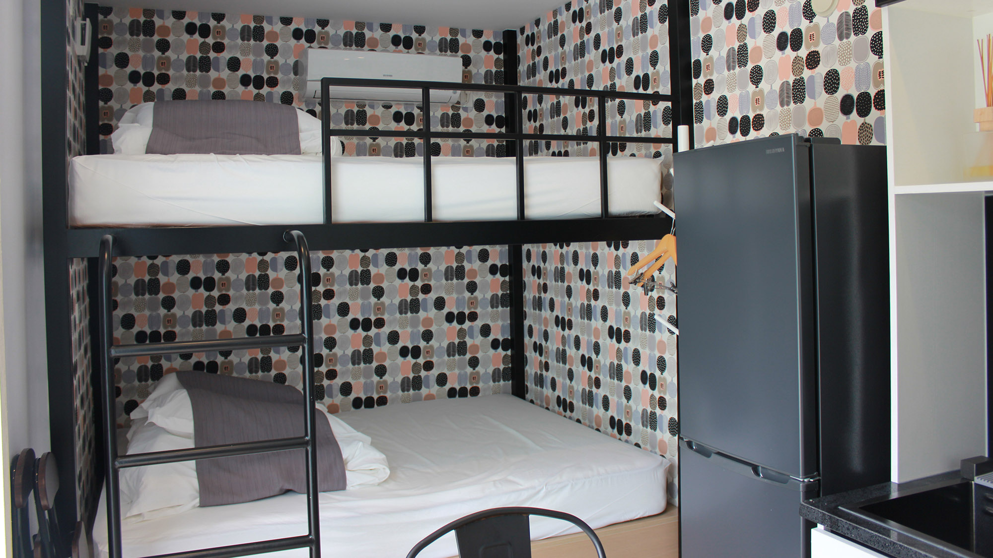 ・【シーサイド20FTコンテナP】ゆったり眠れる！ダブルサイズの2段ベッド1台を設置