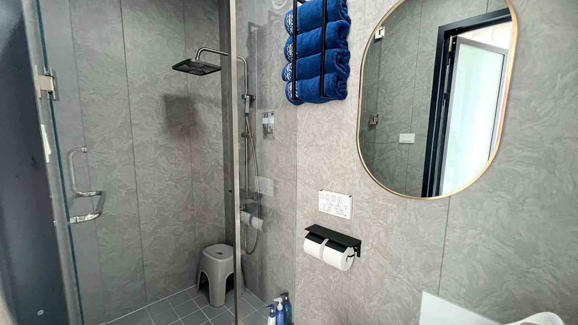 ・【シーサイド20FTコンテナ】シャワールームと温水洗浄便座付トイレを完備