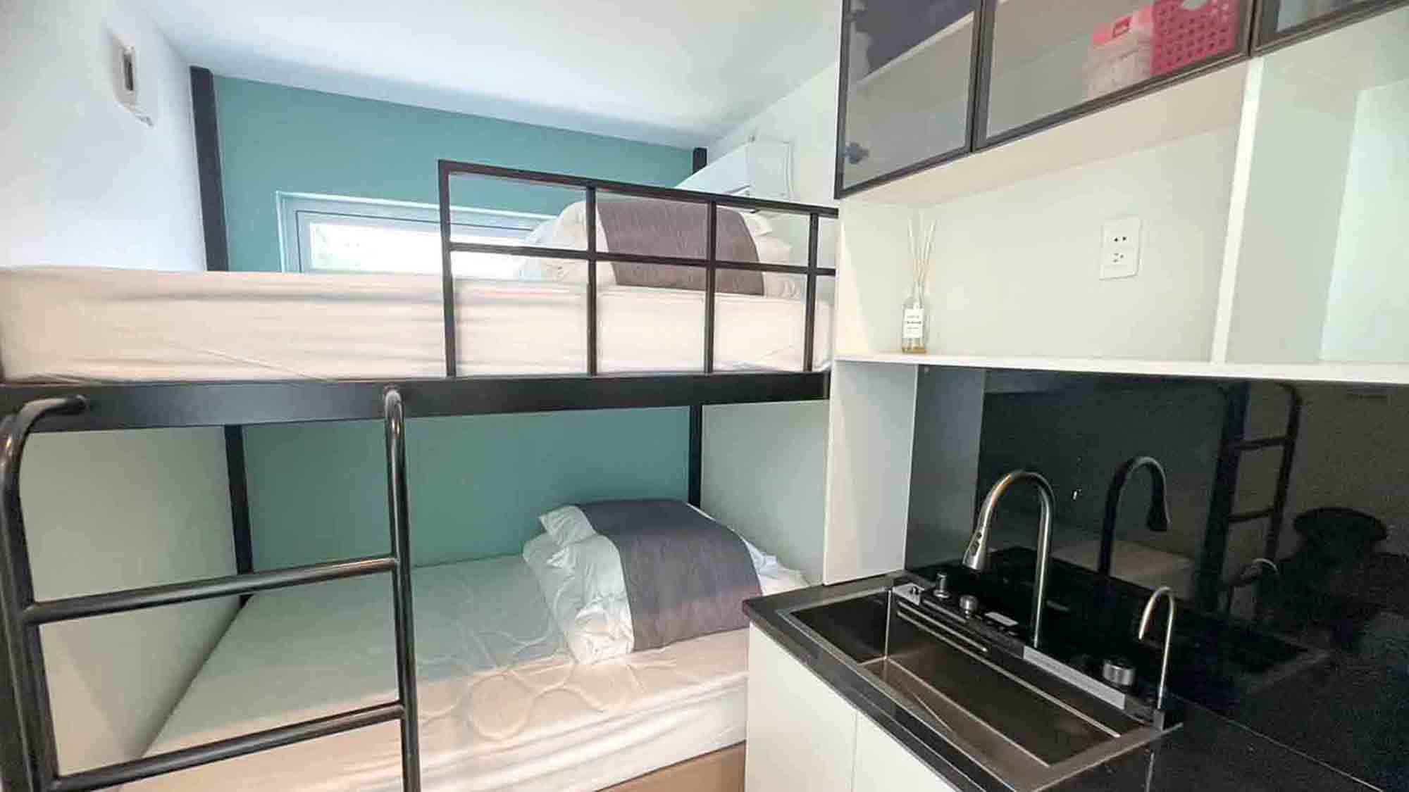 ・【シーサイド20FTコンテナ】ダブルサイズの2段ベッド1台を設置