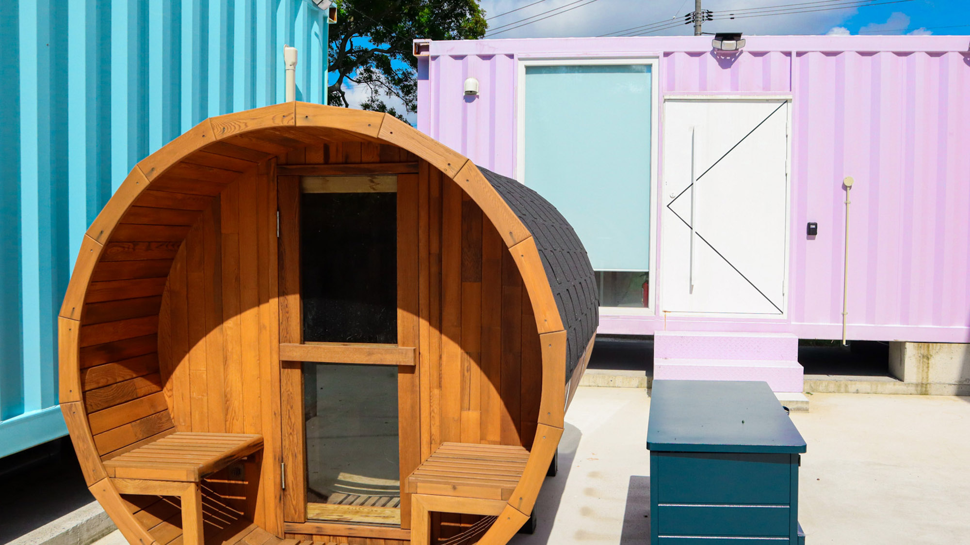 ・【シーサイド20FTコンテナP・B】コンテナ間のスペースにバレルサウナを設置（オプション利用）