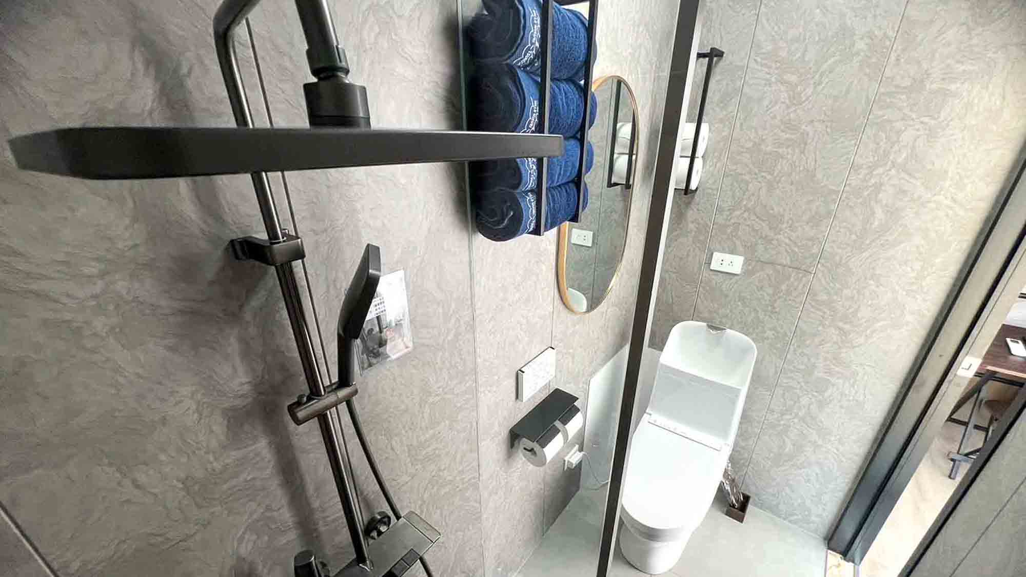 ・【シーサイド20FTコンテナ】オーバーヘッドシャワーとハンドシャワー、1つのハンドルで切り替え可能