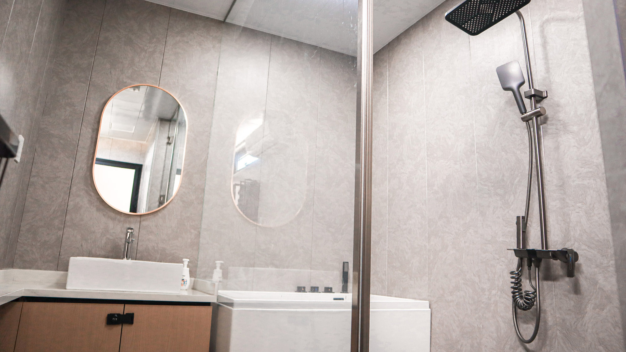 ・【2階建てコンテナ（海側・山側）】ハンドシャワーとレインシャワーを設置しています