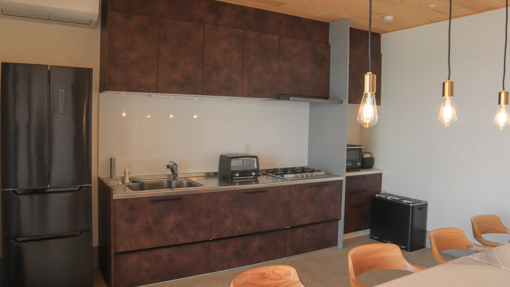 ・【B棟・ヴィラ】ガスコンロや冷蔵庫、電子レンジ、炊飯器等完備しており自炊可能です