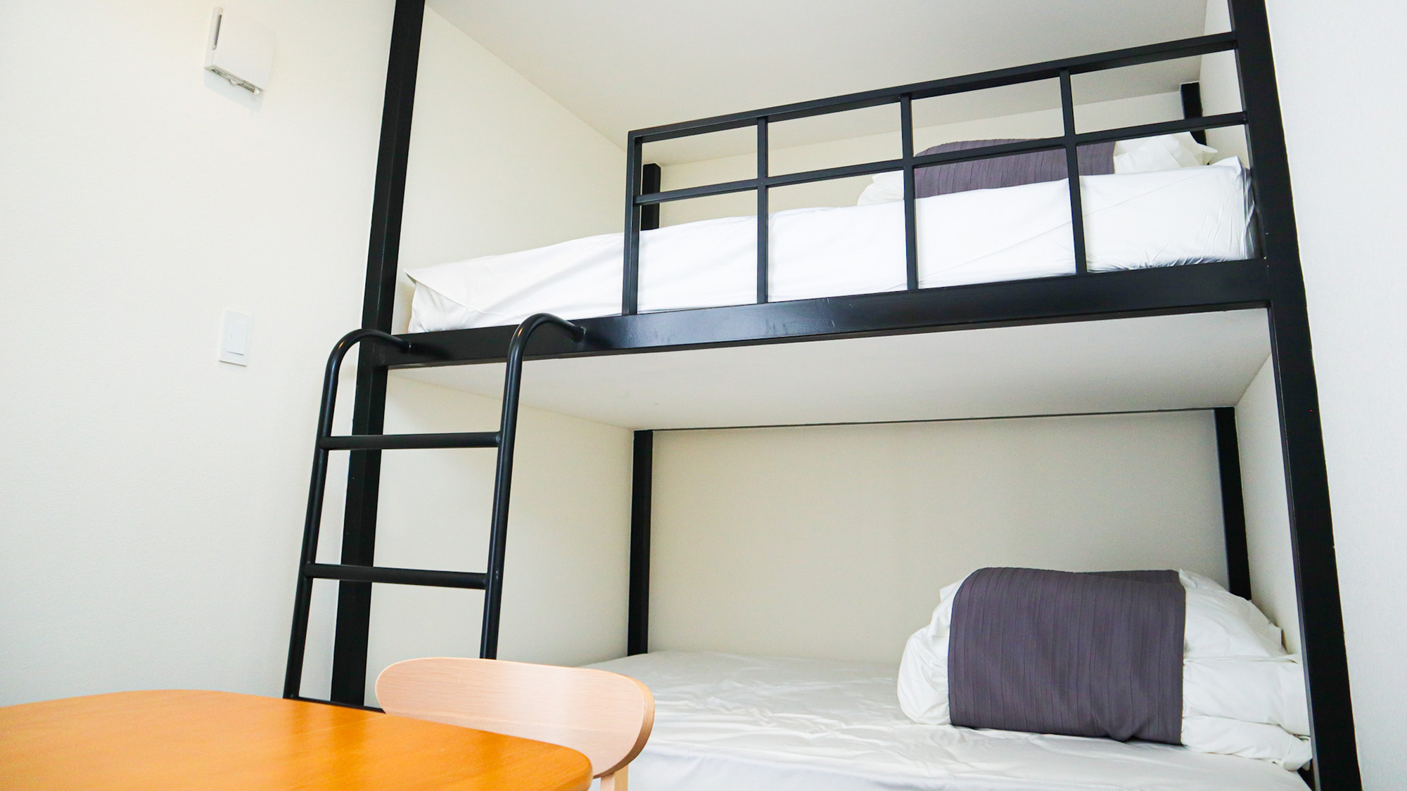 ・【コンパクトコンテナ】ダブルサイズの2段ベッド1台を設置