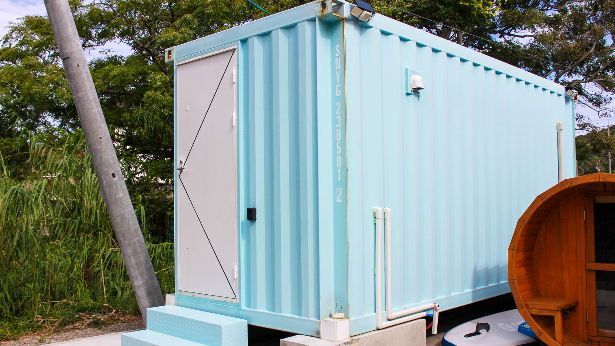 ・【シーサイド20FTコンテナB】スカイブルーの外観が印象的