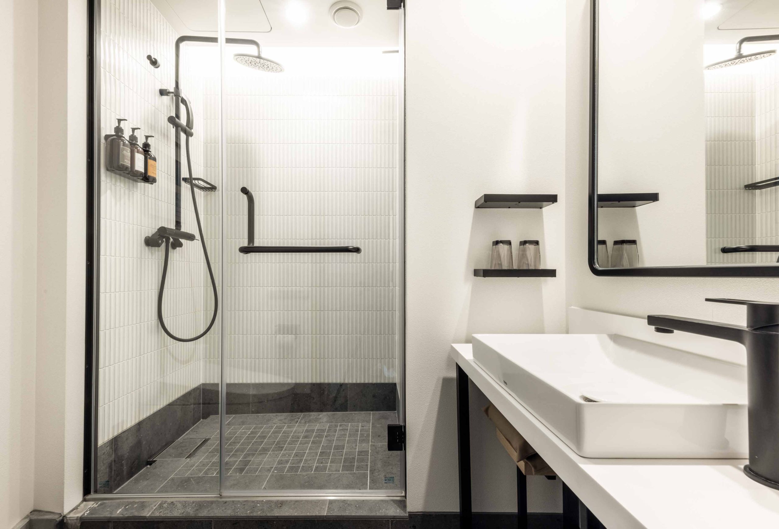 Guestroom Queen Bathroom