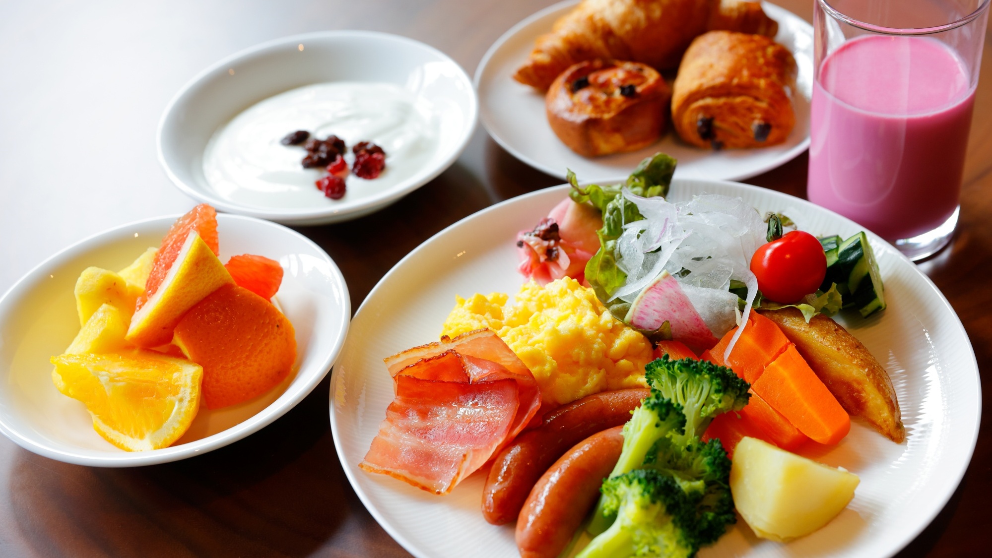 朝食料理一例　※季節により食事の内容が異なります。