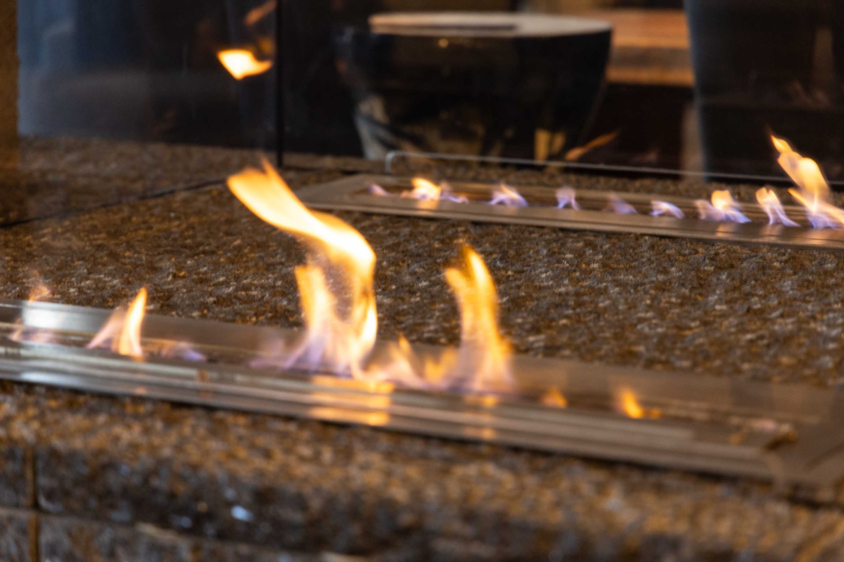 ゆらめく炎が、心のざわめきを静かに溶かす