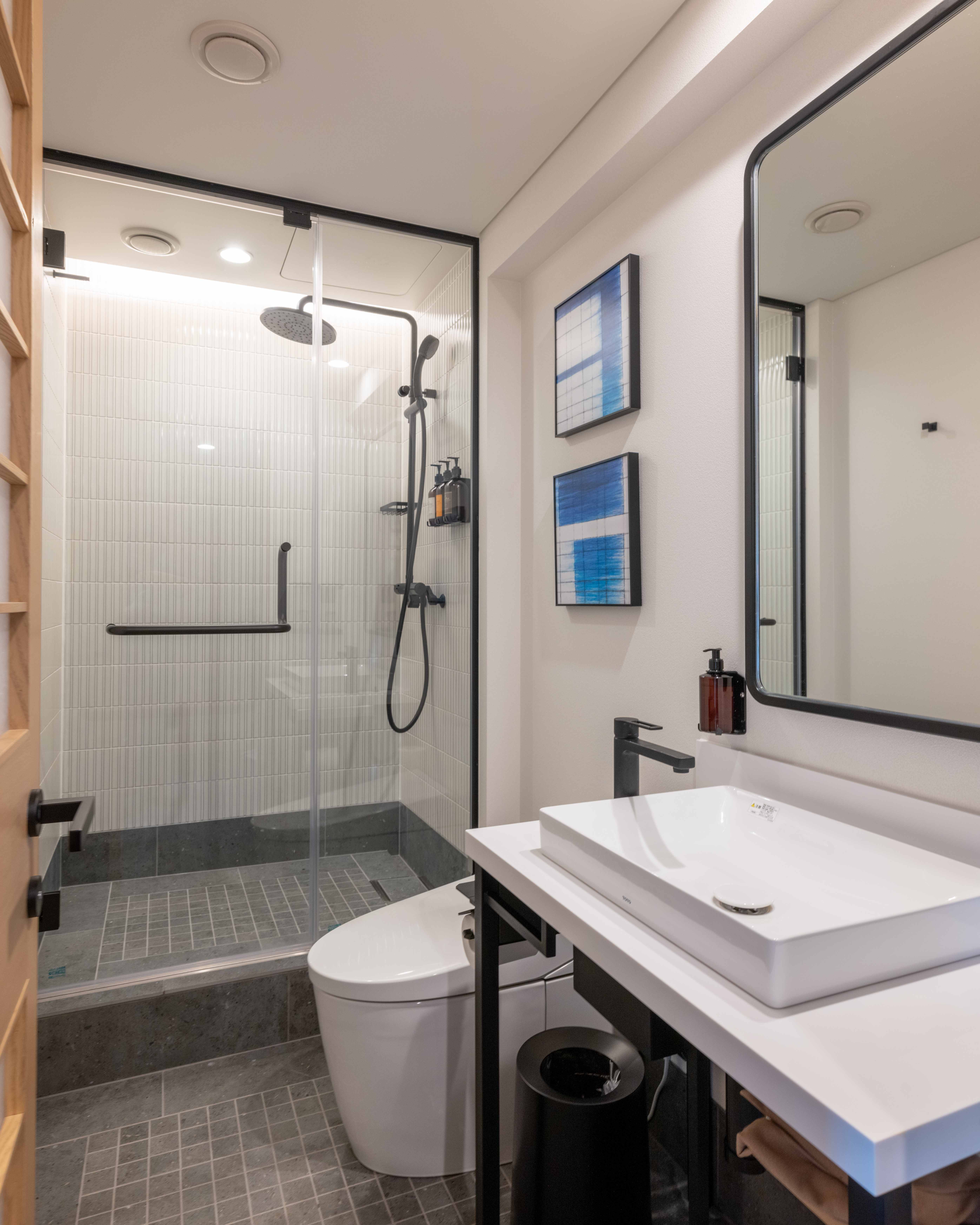 Deluxe King Bathroom