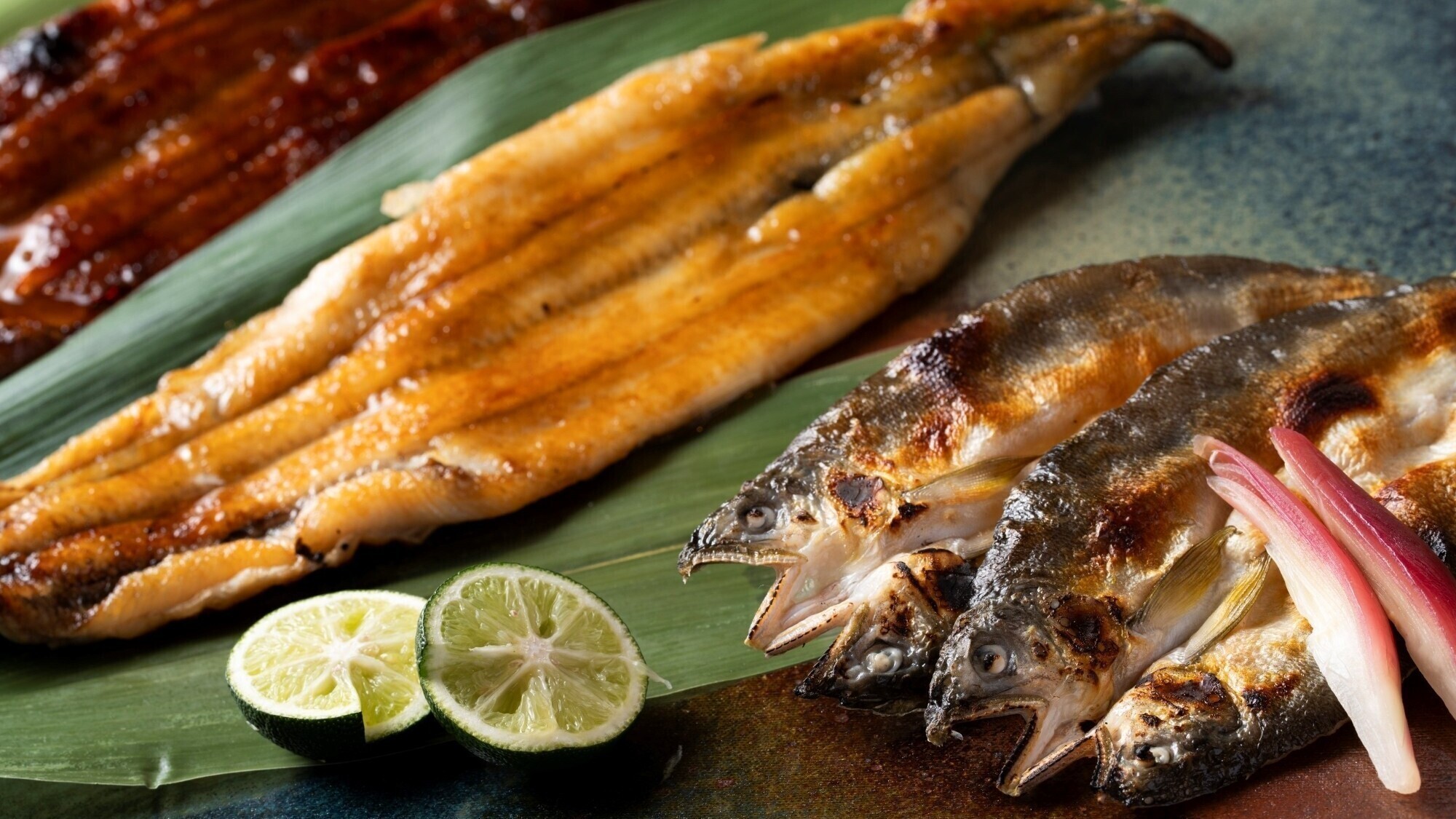 ■福い_夕食一例／焼物～三方五湖の天然鰻もしくは愛知産鰻の源平焼、九頭竜川の鮎一夜干し、すだち