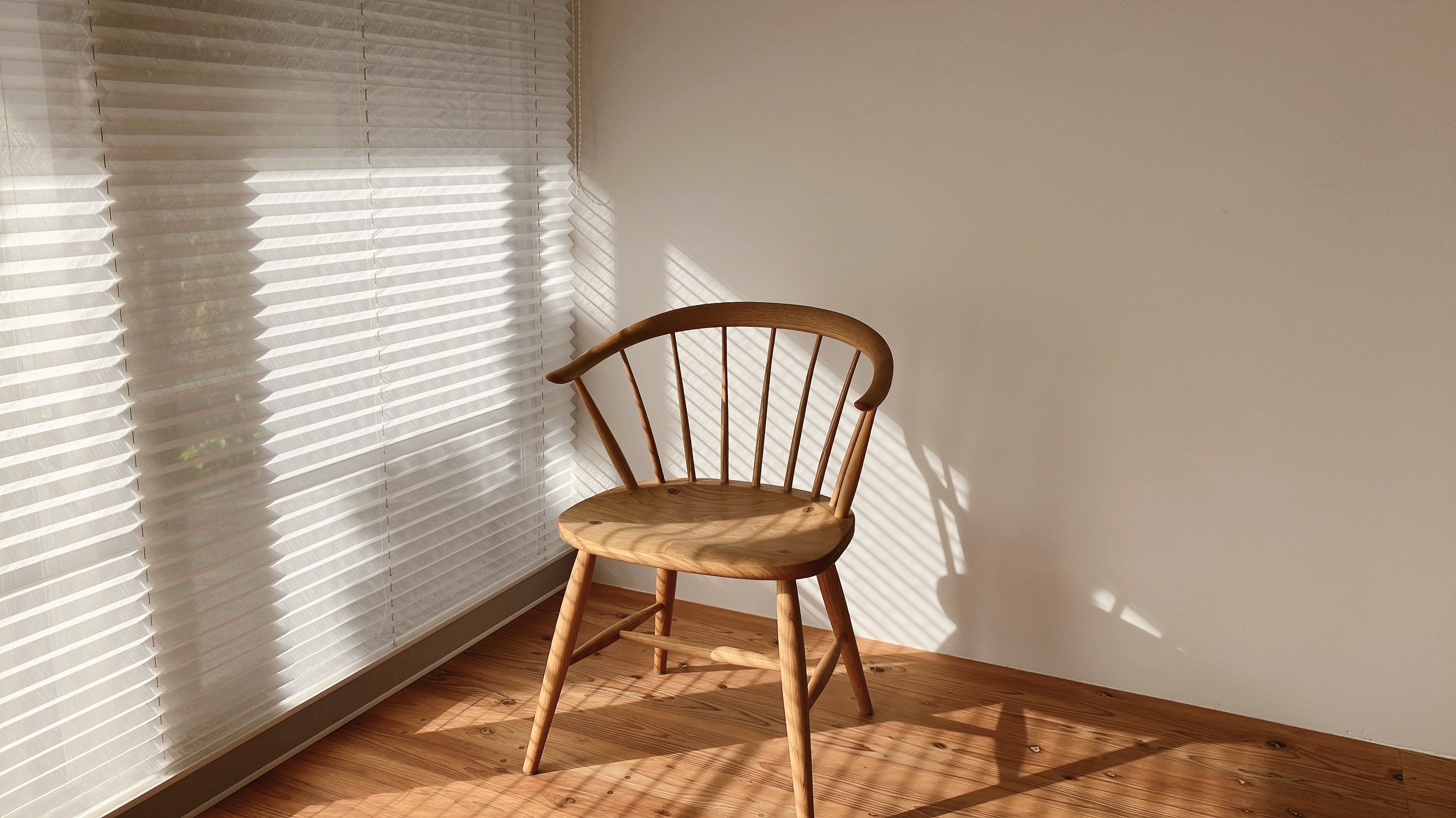 職人さんが丁寧に作った椅子はとても軽くて丈夫なので、室内のお好きな場所に移動してお寛ぎください。