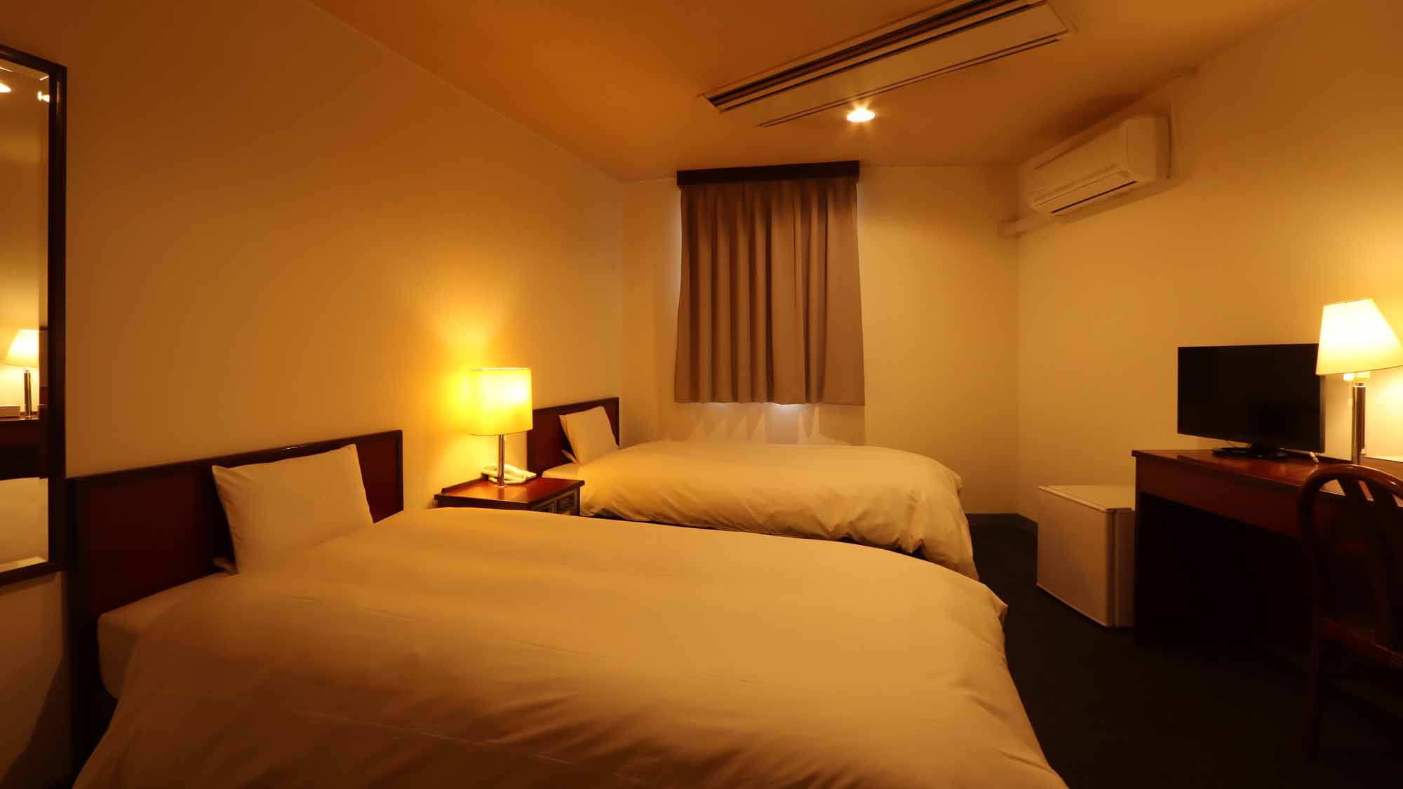 【ツイン】15㎡のリビングスペースにシングルベッドを２台備えた客室です