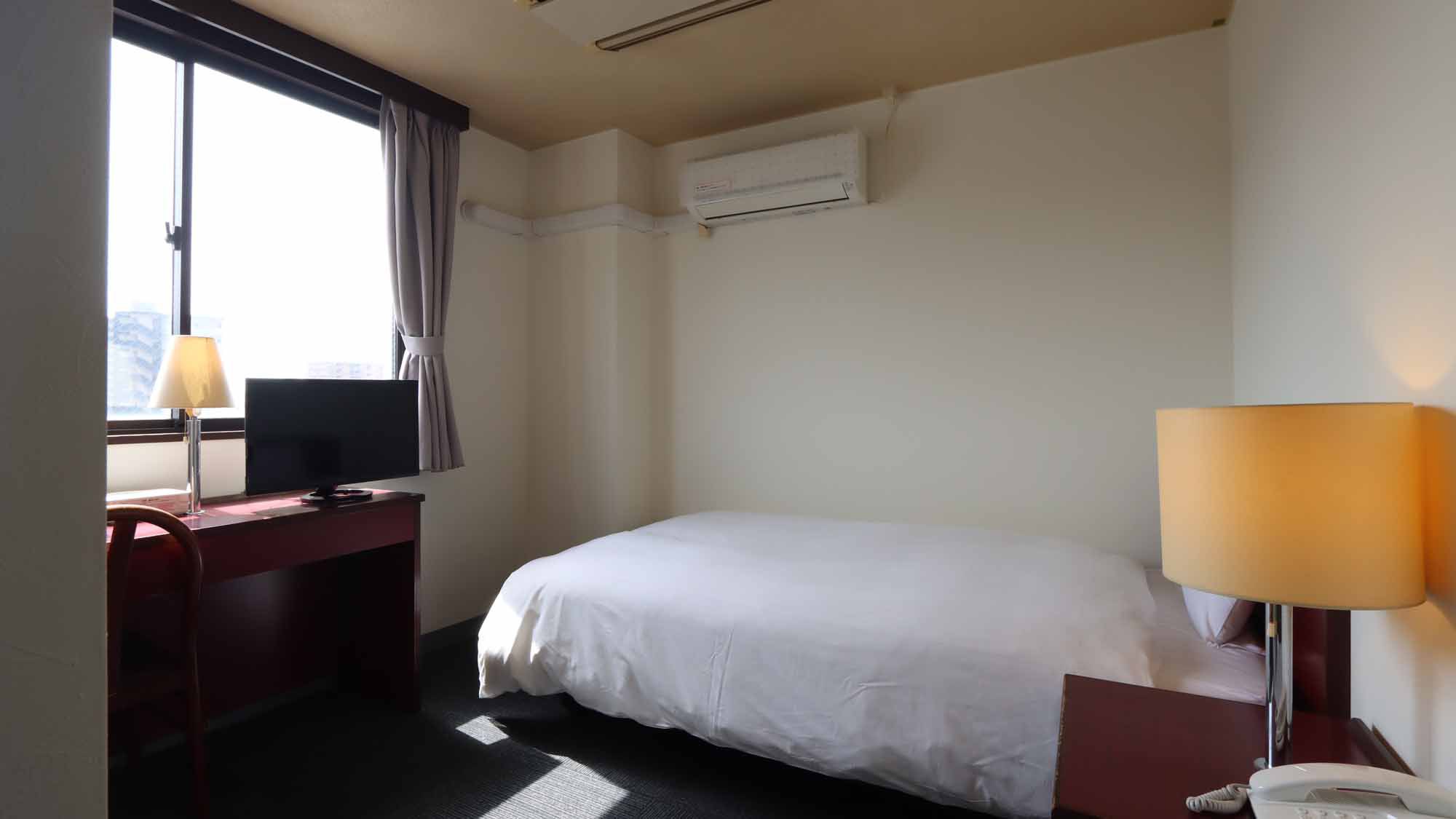【シングル】一般的なビジネスホテルよりも広い設計のシングルルームです