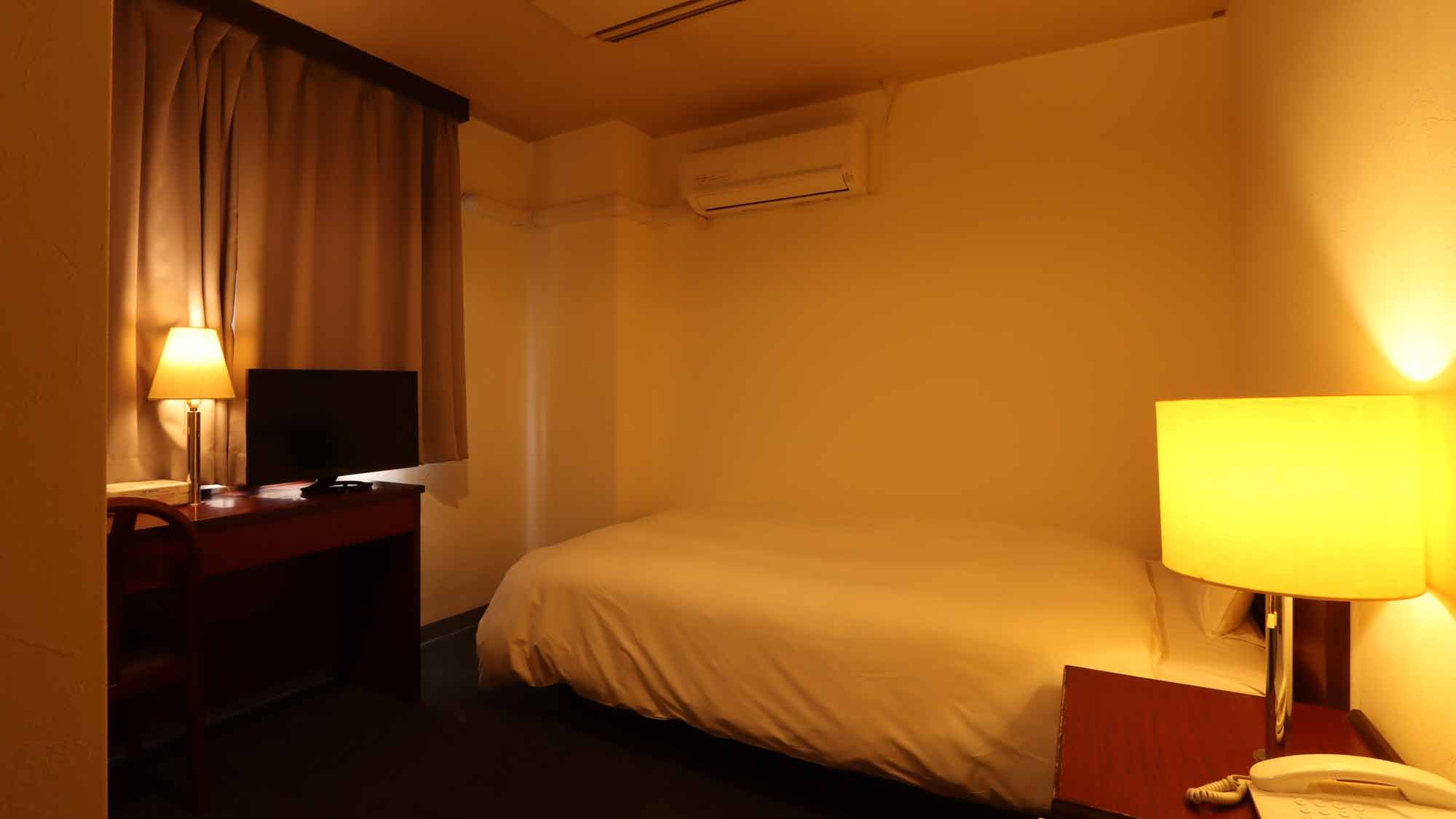 【シングル】一般的なビジネスホテルよりも広い設計のシングルルームです