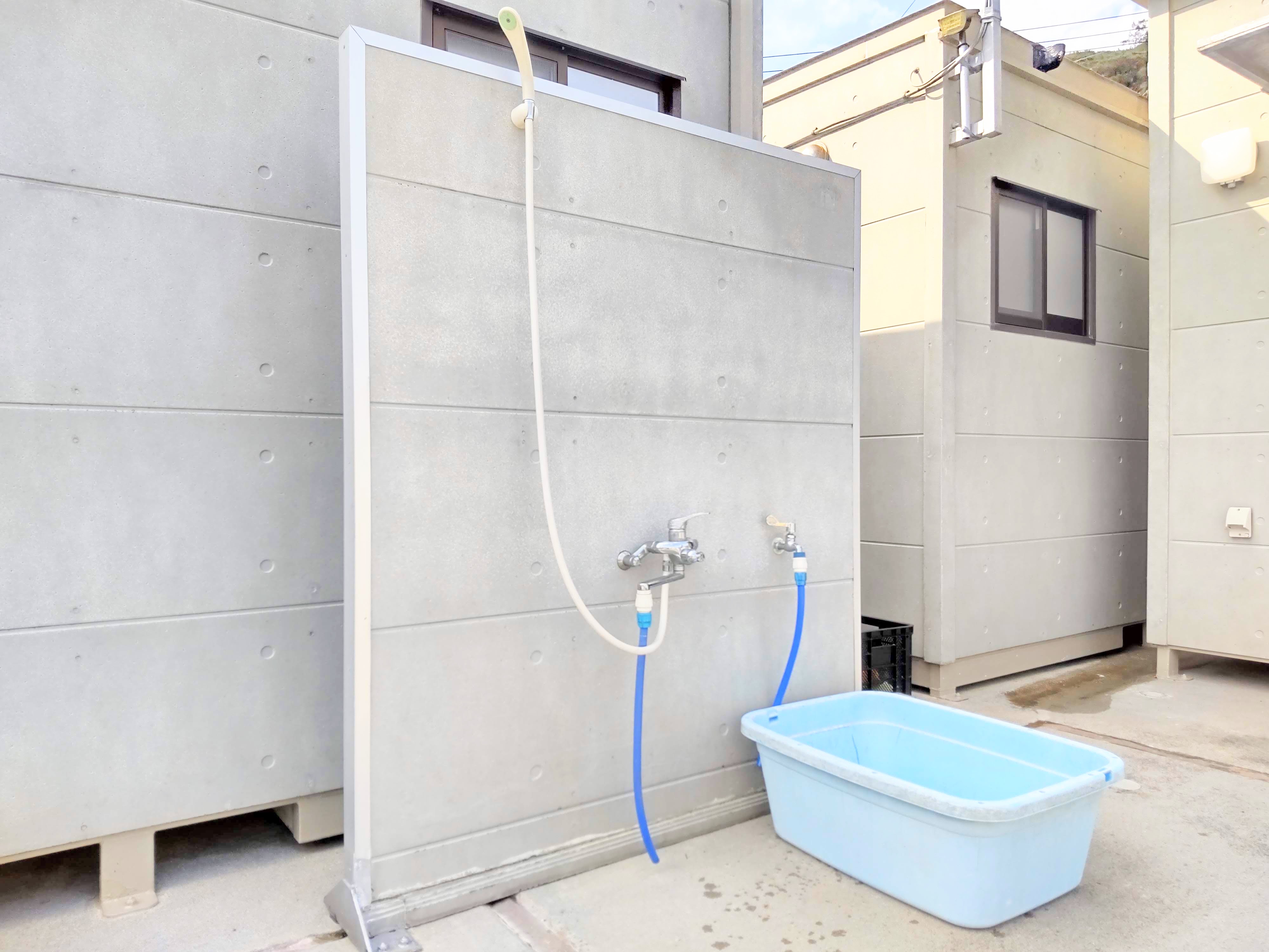 屋外温水シャワー・機材洗い場