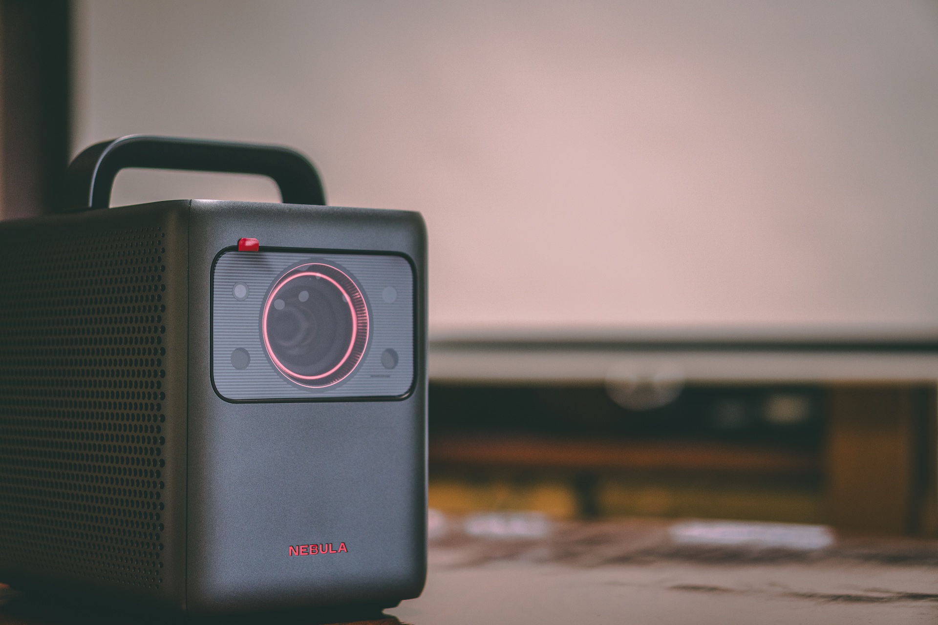 4Kプロジェクター＆スクリーン｜上質な古民家シアター