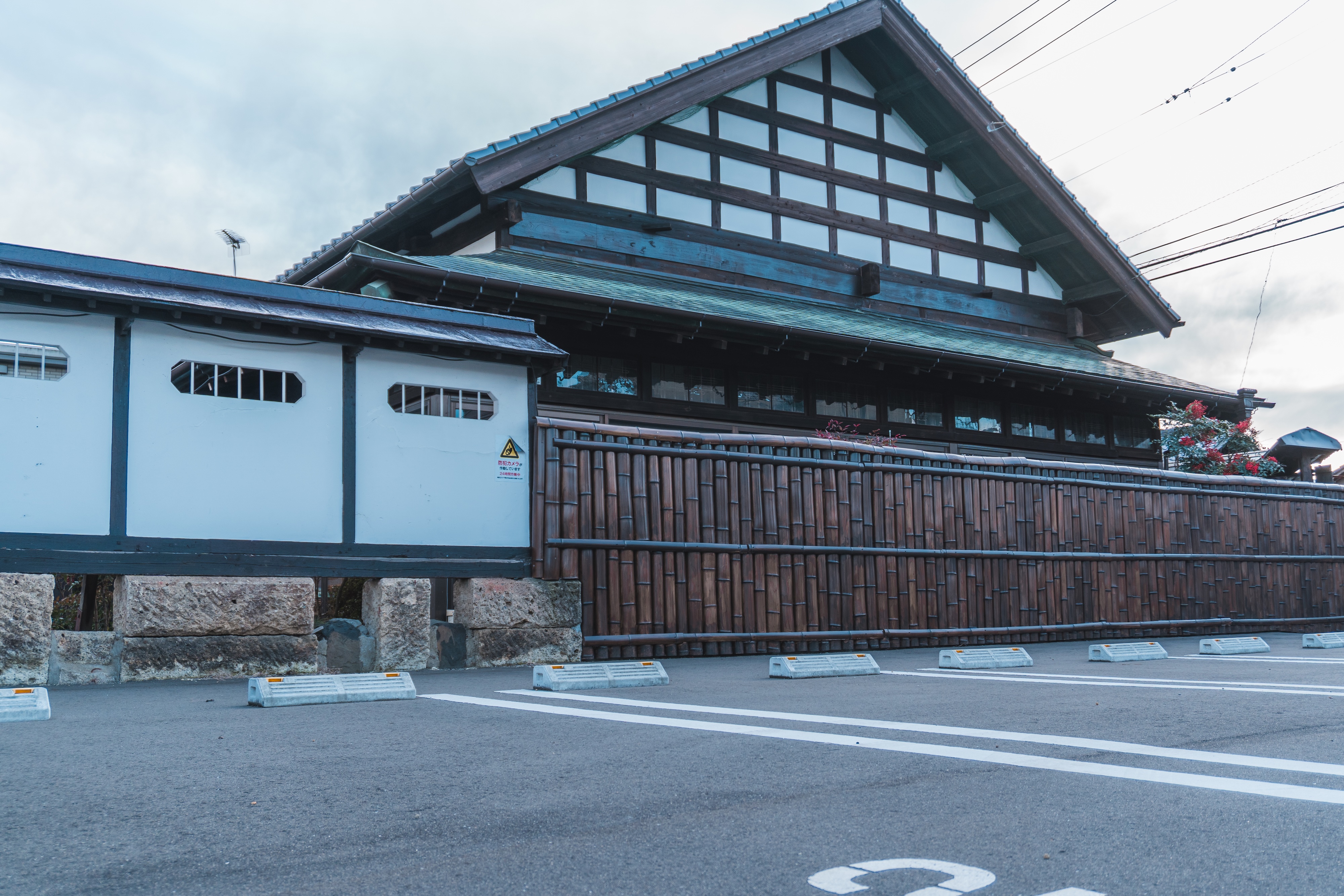 目の前の無料駐車場でお車でも安心