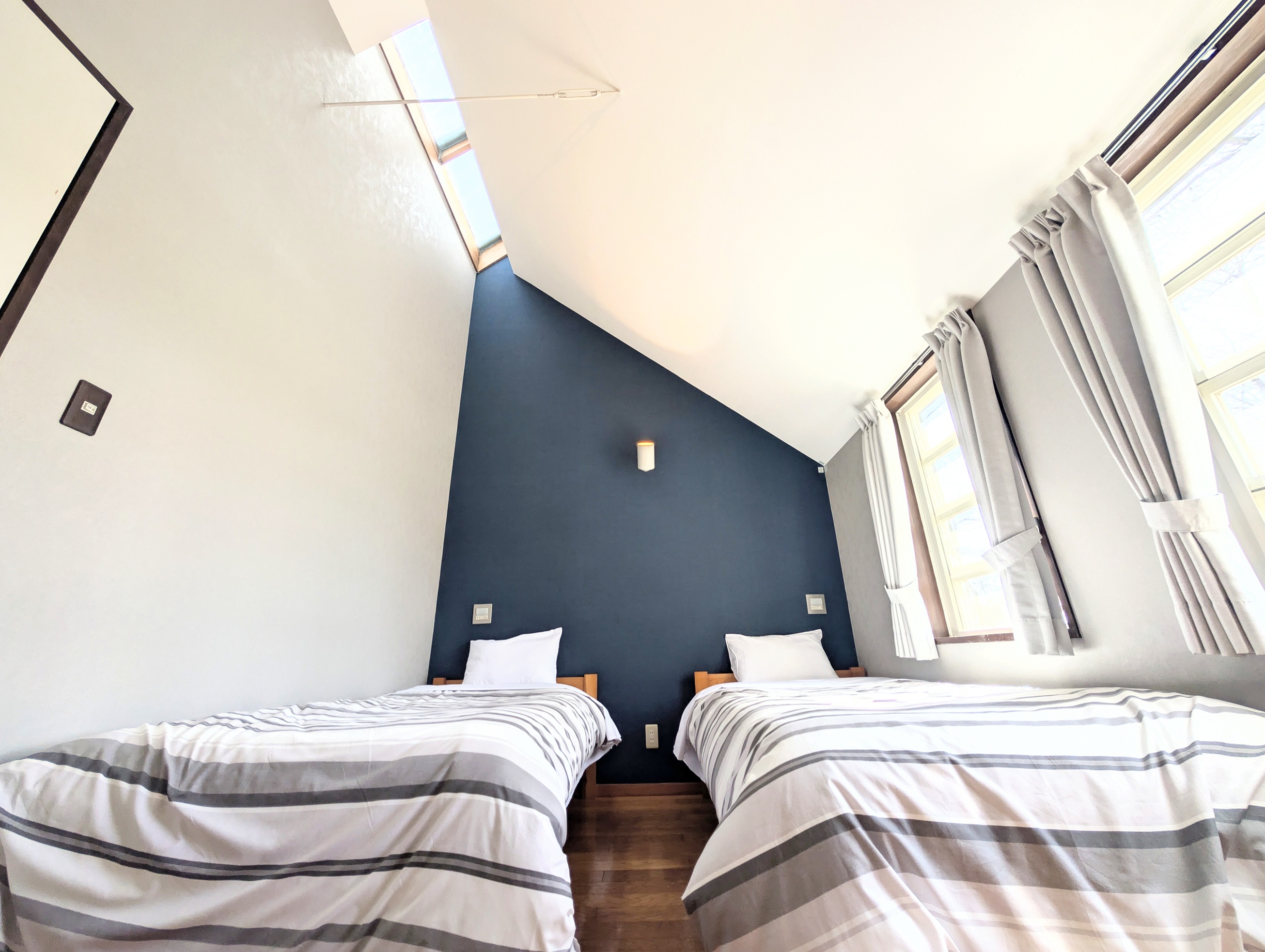 天井が高く窓がある開放的なベッドルーム