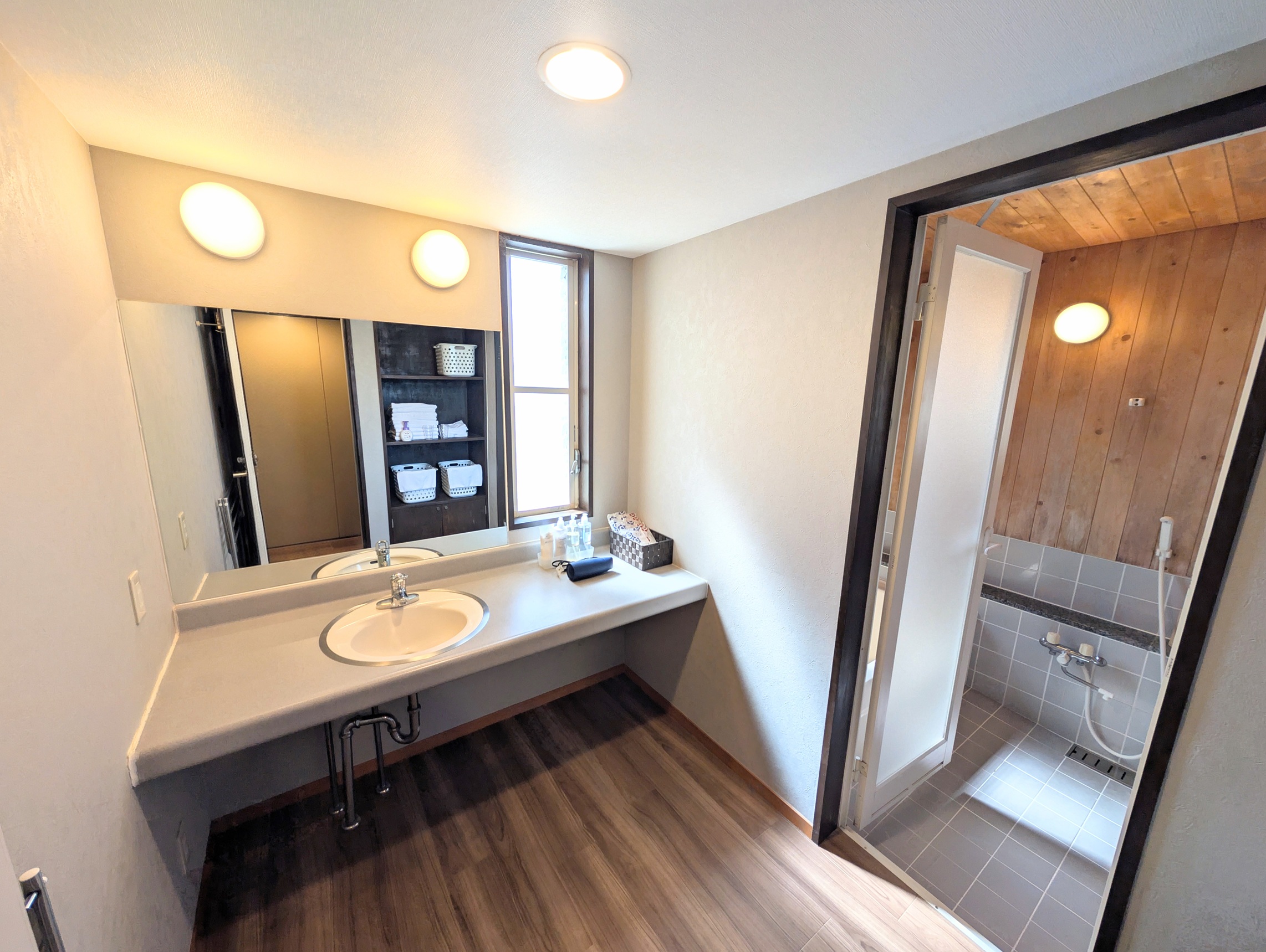 「森の天空サウナ＆露天風呂」のほかにも、ヴィラ内にお風呂や洗面所あり！