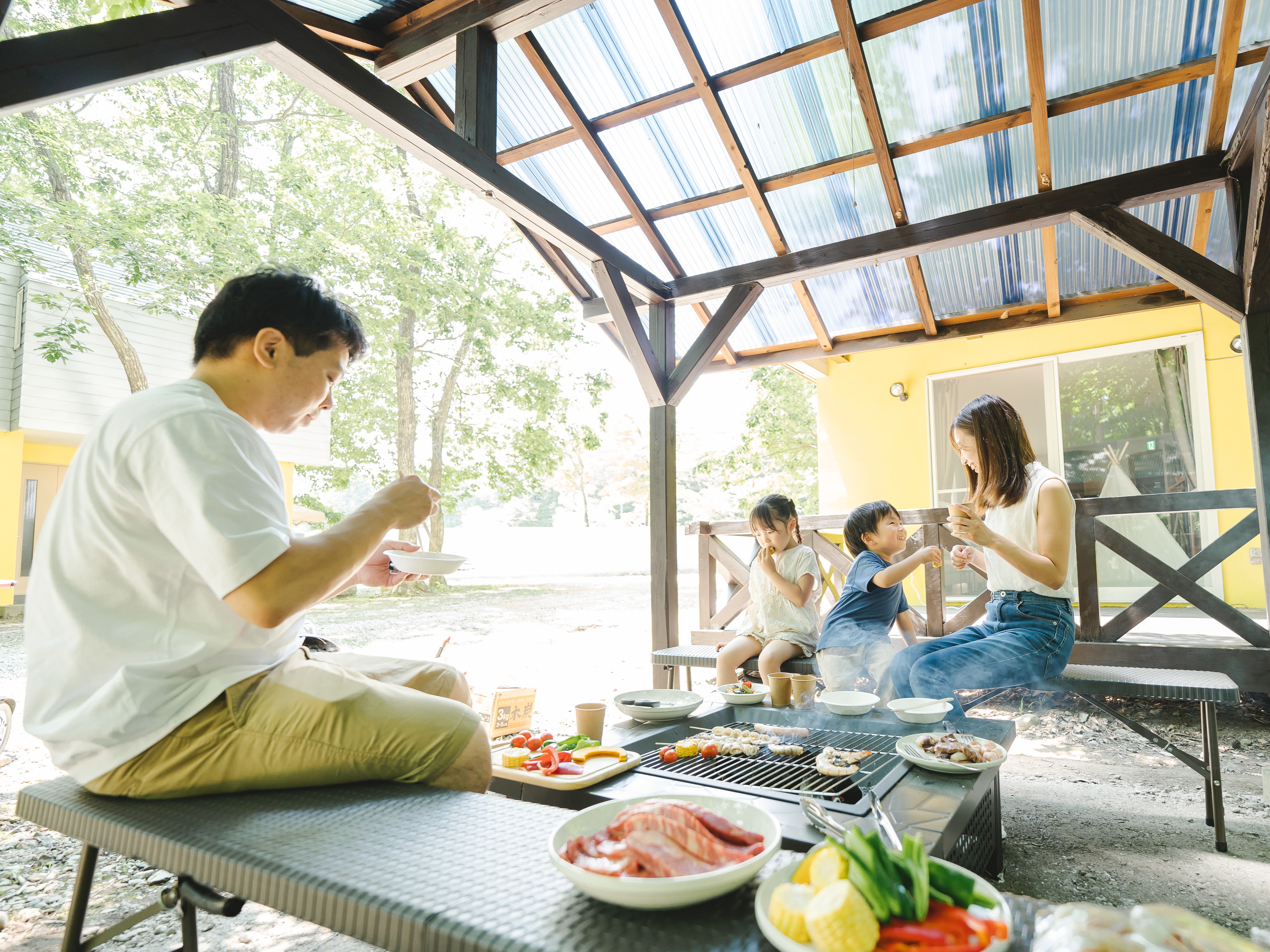 屋根付きプライベートBBQスペースが各棟にあります