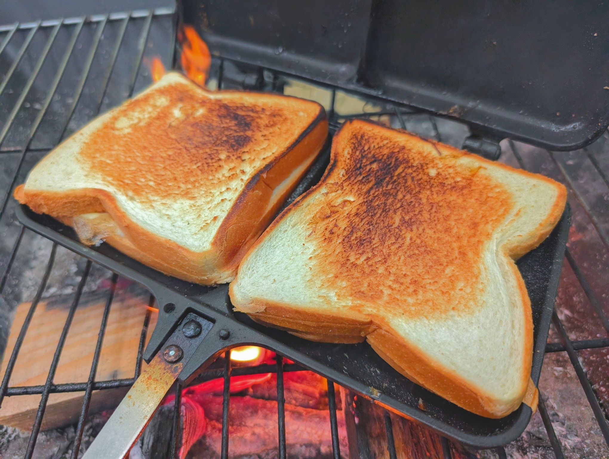 たき火で仕上げるホットサンド朝食