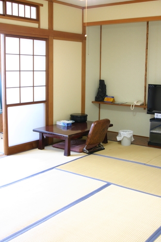 【昭和館客室例】畳に布団のお部屋でゆっくりお休みいただけます。