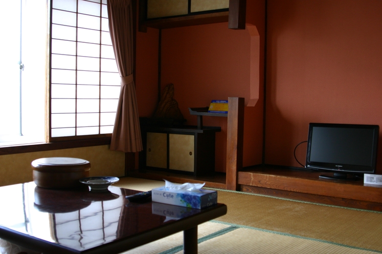 【明治館客室例】シンプルな畳と布団のお部屋です。隣室や廊下の音が少し聞こえるのでご注意ください。