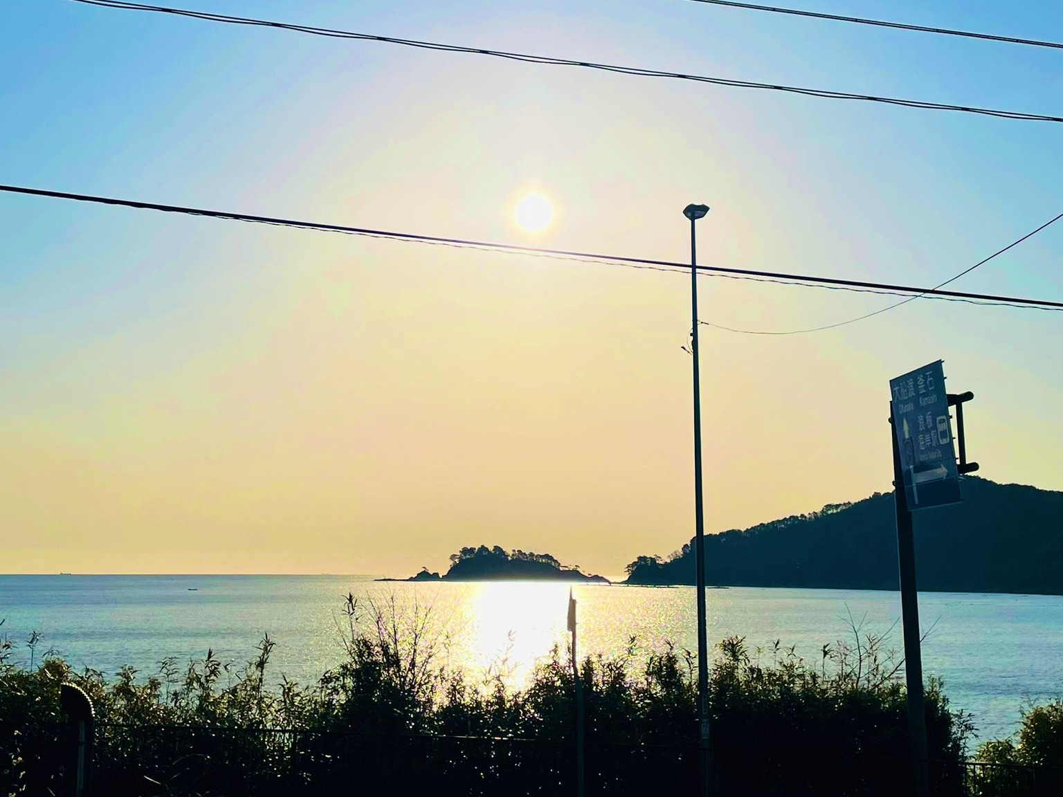民宿サトウの前に広がる「船越（ふなこし）湾」に登る太陽がキラキラ美しい朝