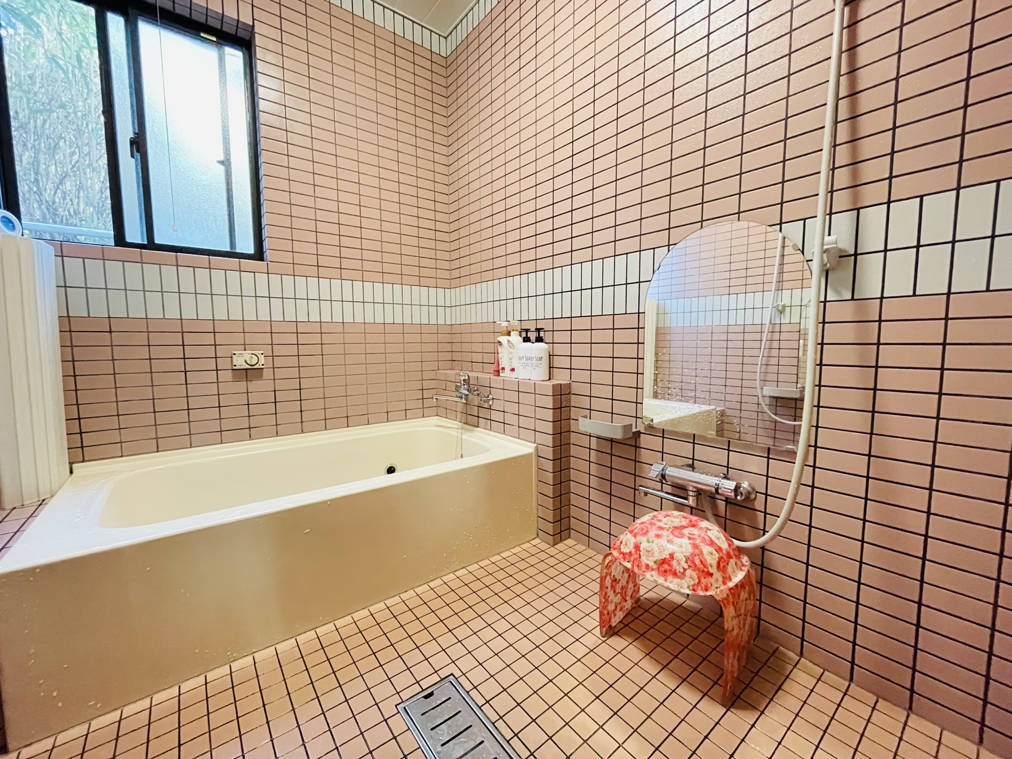 浴室（小）洗い場２か所　シャンプー・コンディショナー・ボディーソープあり