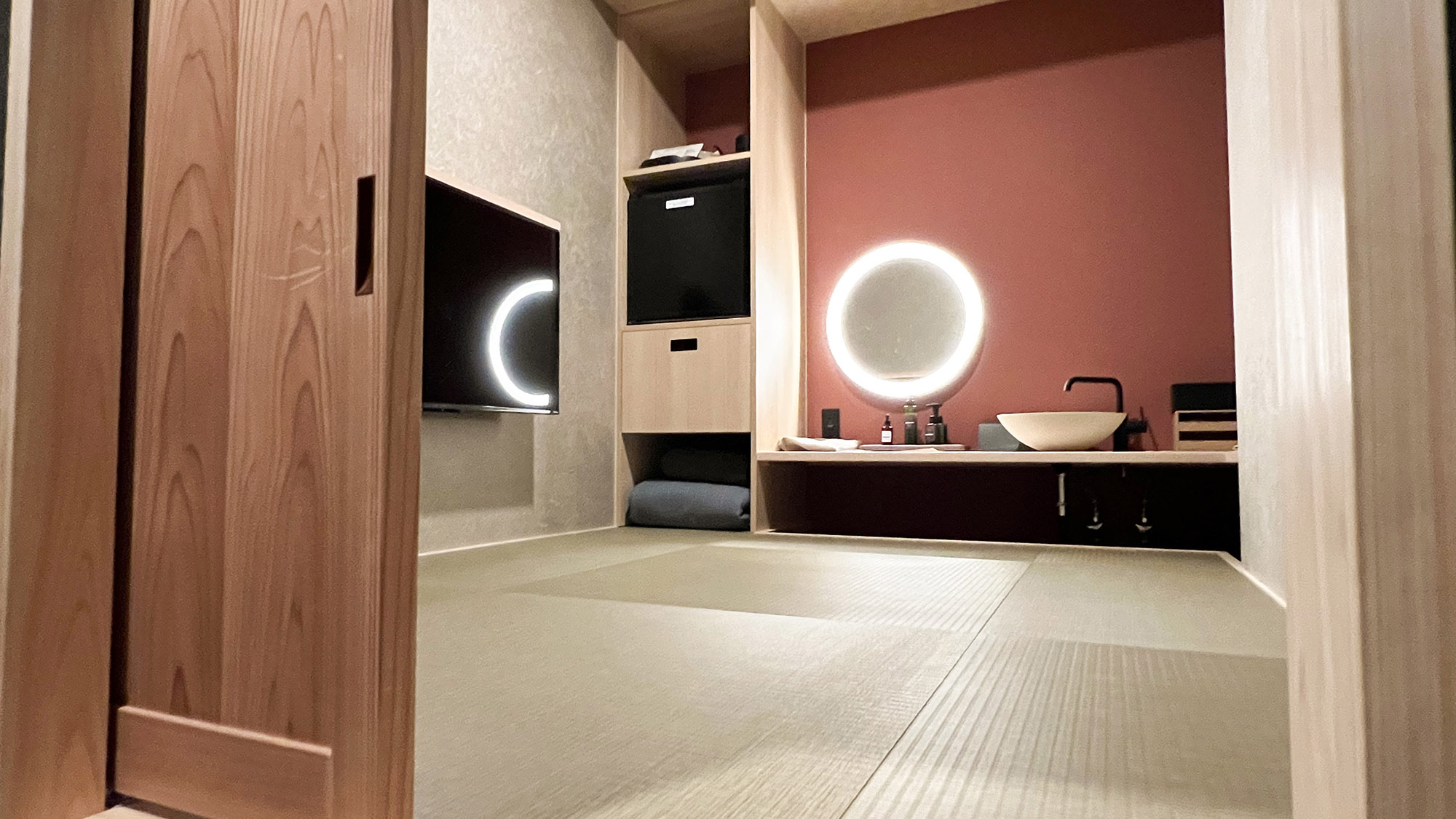 ・【斗門・宗納／寝室】茶室を模した和室。円相を思わせる鏡が洗練さを演出します