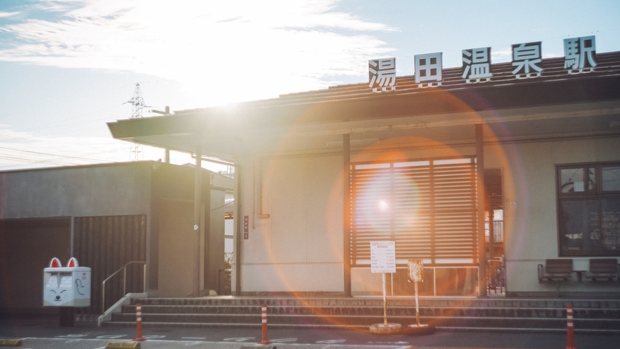 明るい朝日を浴びる駅。湯田温泉駅からは徒歩15分。穏やかな温泉街を散歩するのもおすすめです。