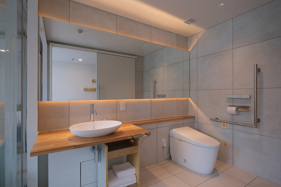 ツインルーム　洗面台とトイレ