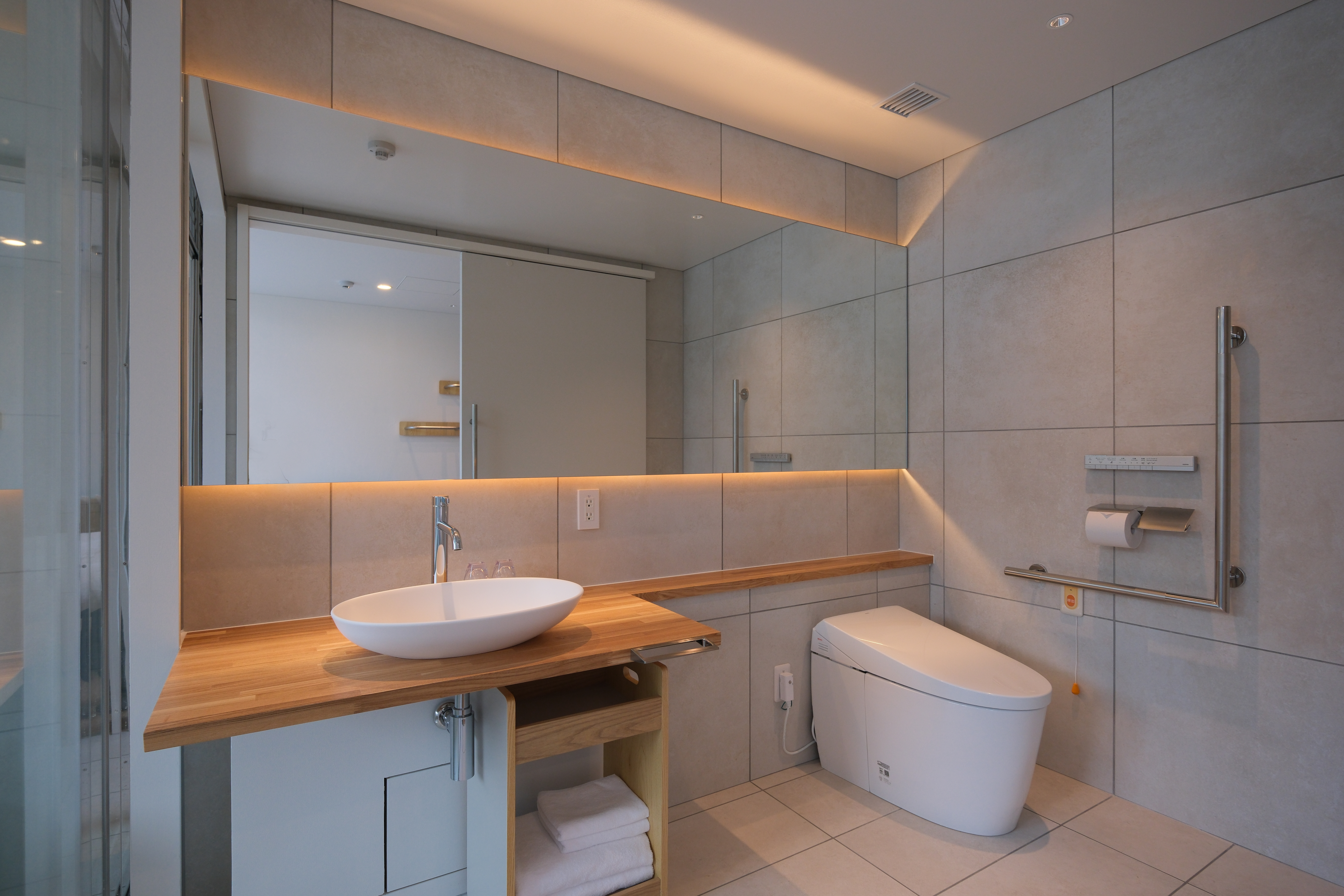 ツインルーム　洗面台とトイレ