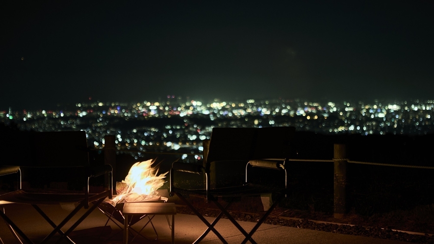 焚火ラウンジから見る福岡市の夜景